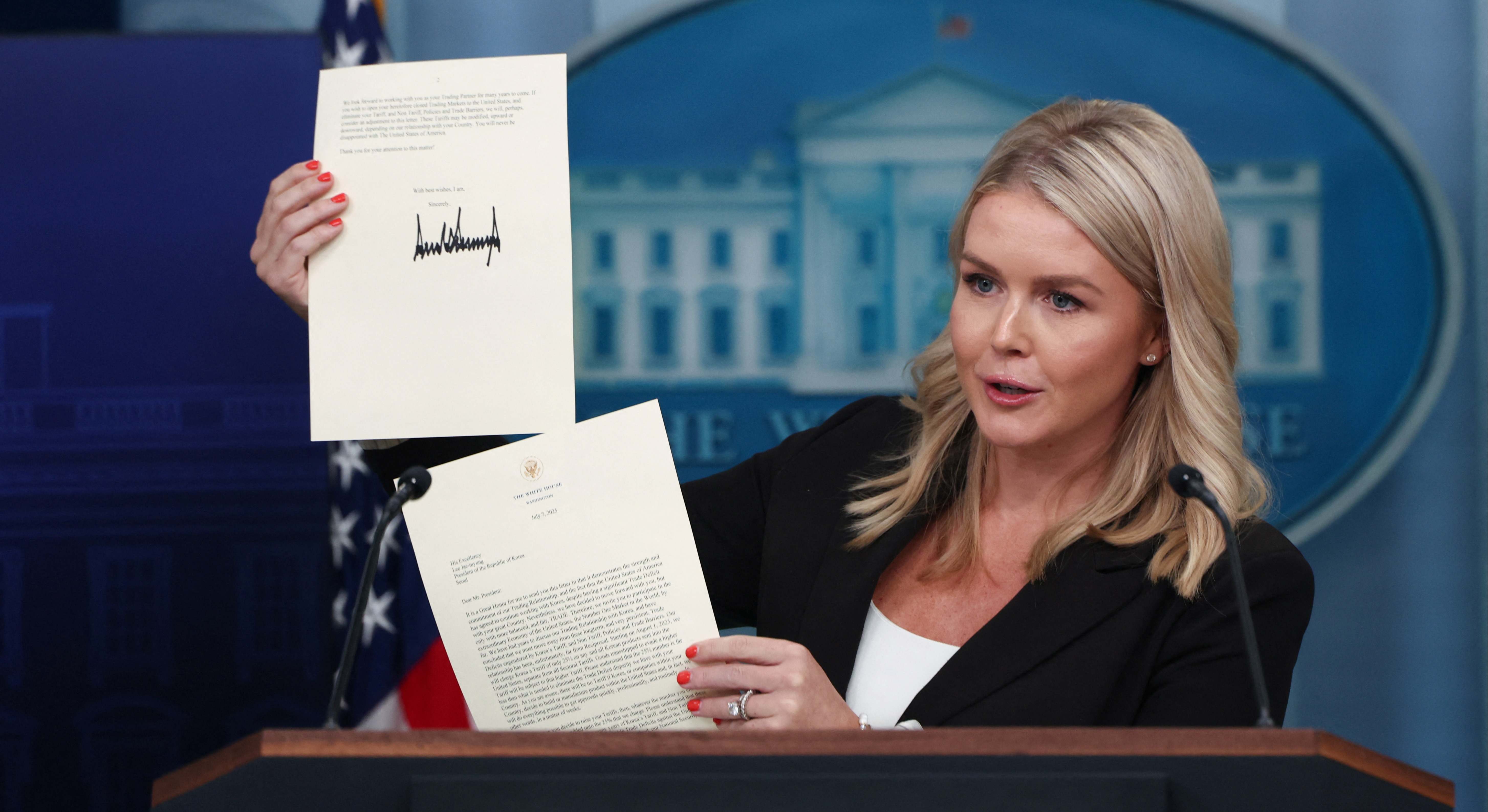 La portavoz de la Casa Blanca, Karoline Leavitt, muestra la carta dirigida a Japón. Foto: Reuters