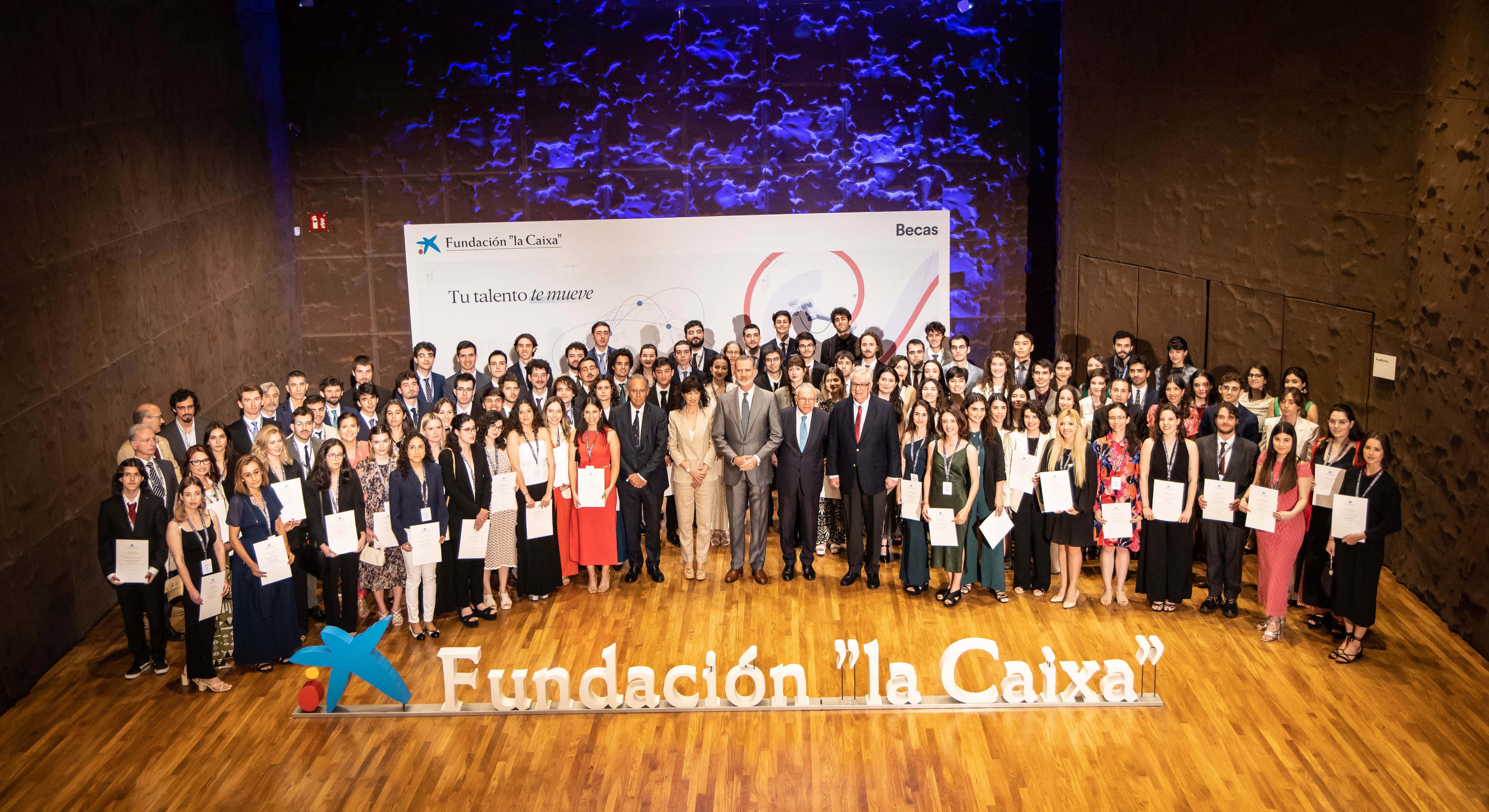 La Fundación la Caixa entrega 100 becas de posgrado en el extranjero