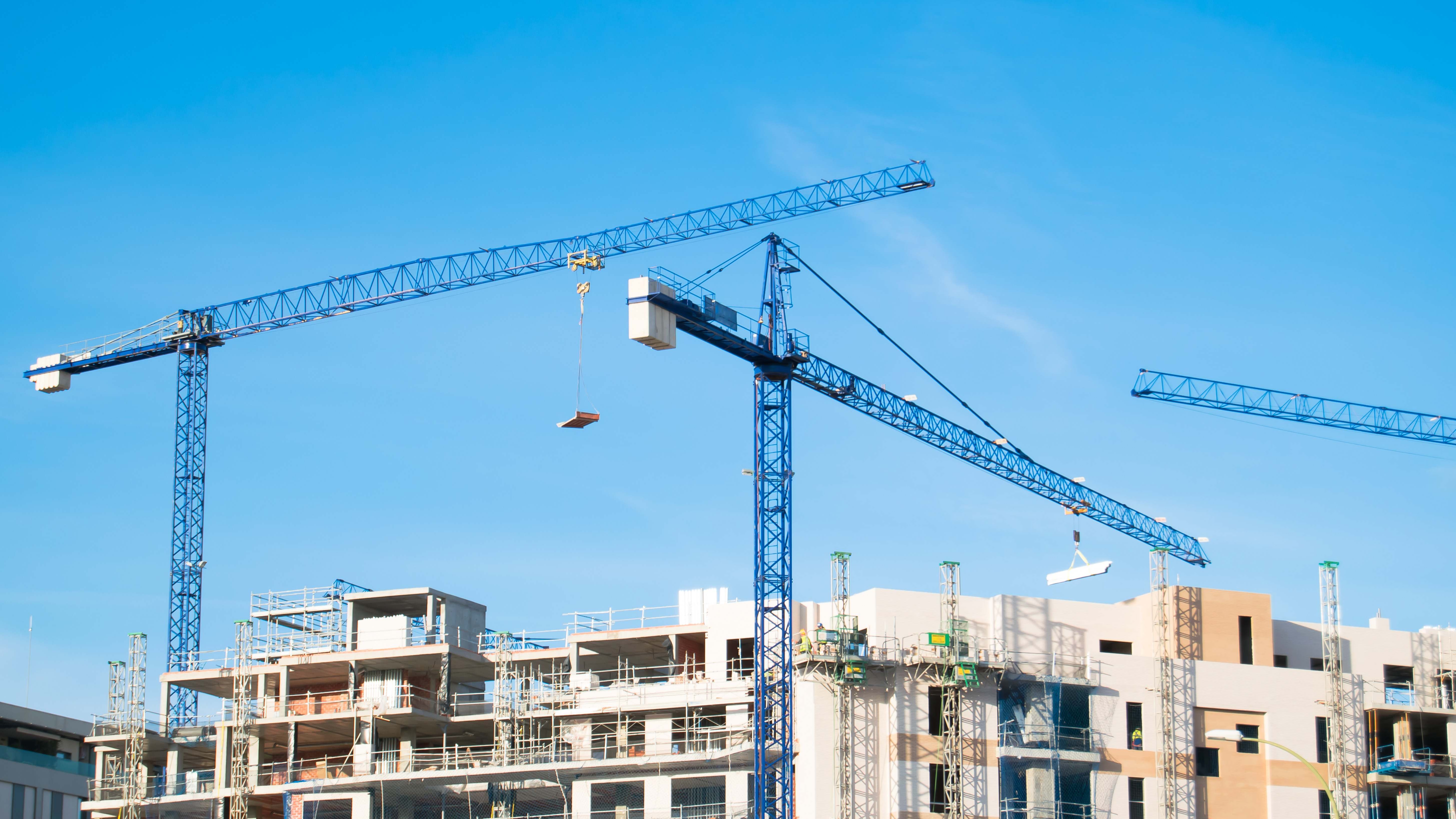 Edificios de viviendas en construcción gruas