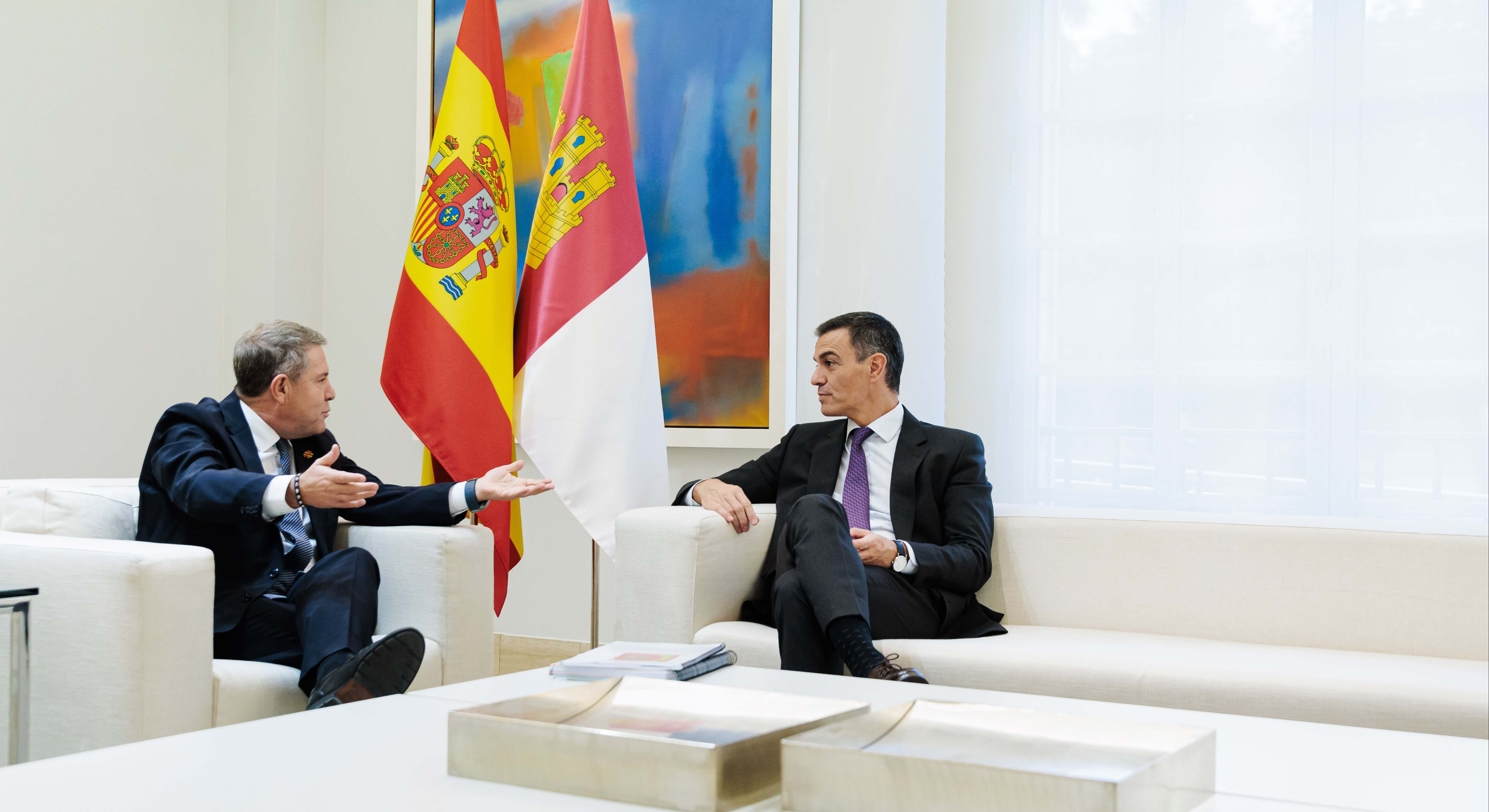 El presidente de Castilla-La Mancha, Emiliano García-Page, junto al presidente del Gobierno, Pedro Sánchez