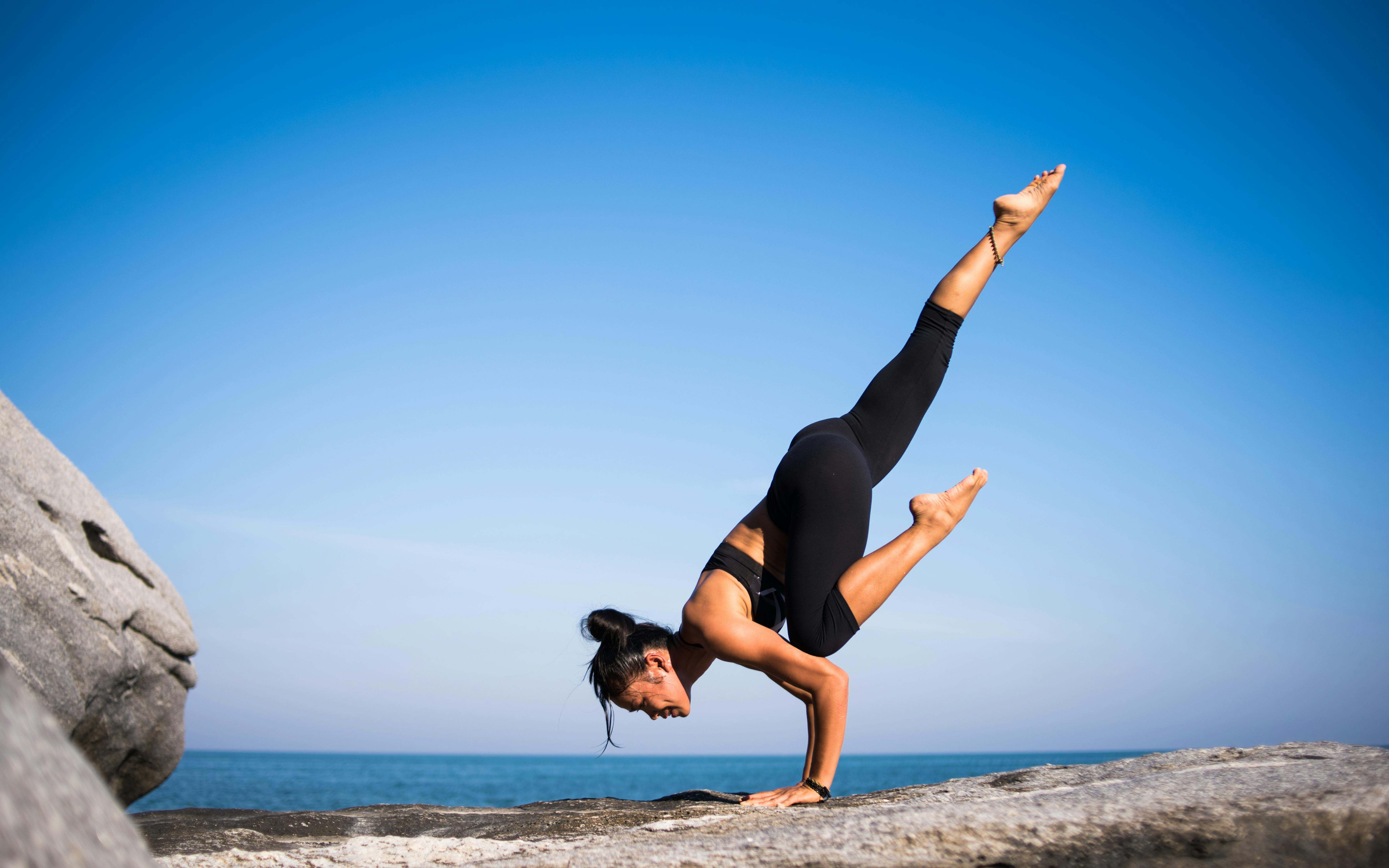 Una mujer practica deporte con unas vistas inmejorables