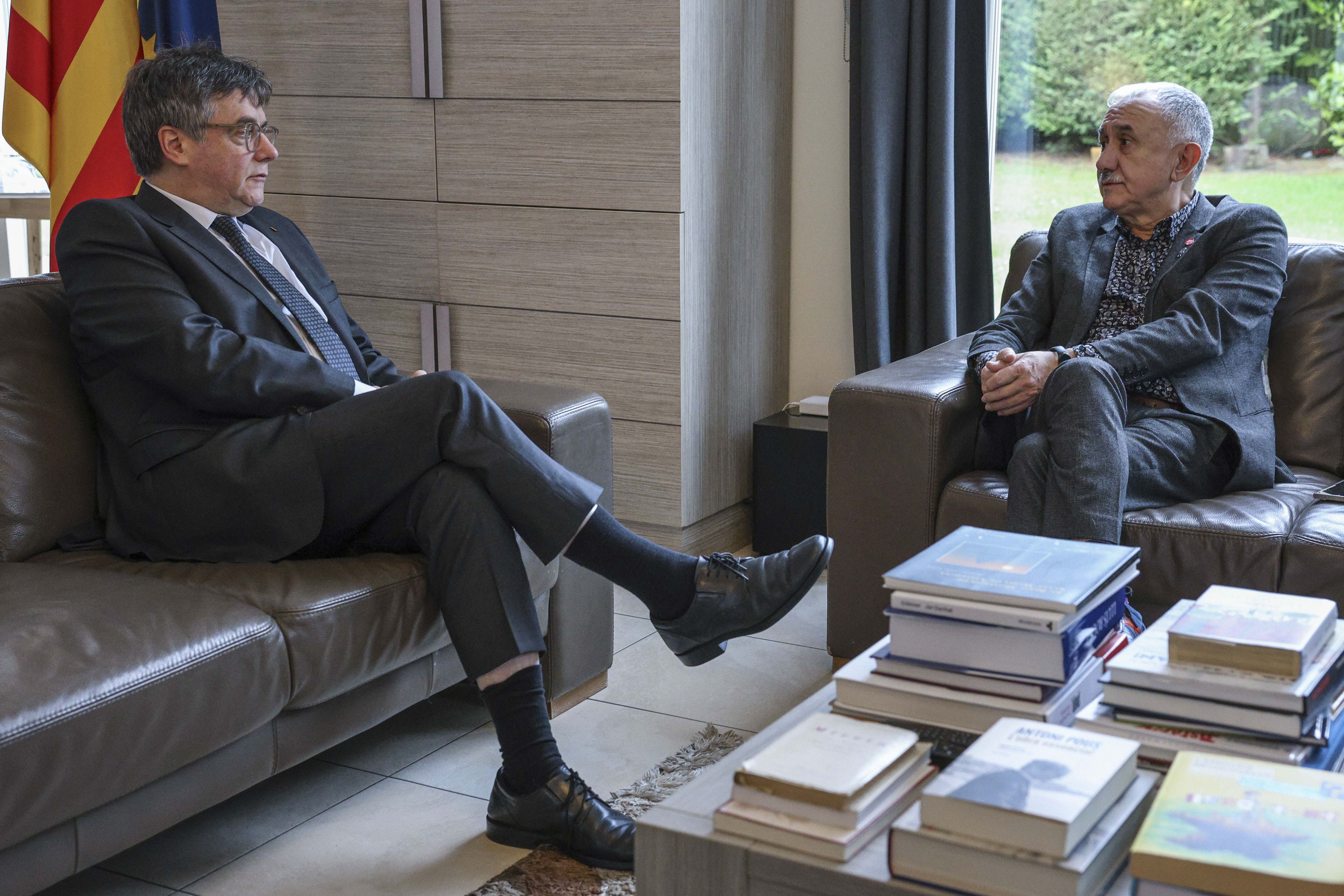 El expresidente de la Generalitat, Carles Puigdemont y el secretario general de UGT, Pepe Álvarez reunidos en la localidad belga de Waterloo.