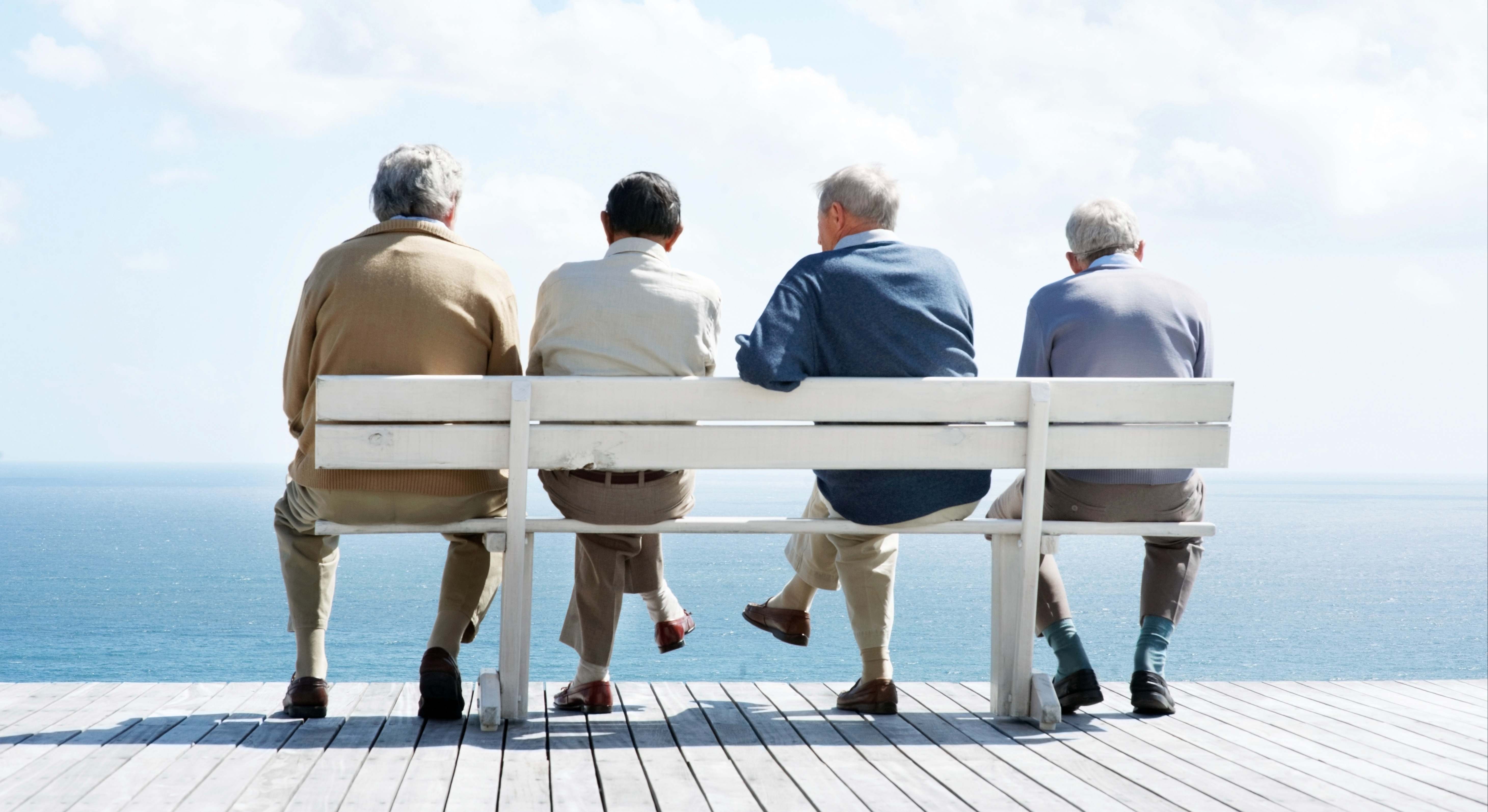 pensionistas-mirando-al-mar.jpg