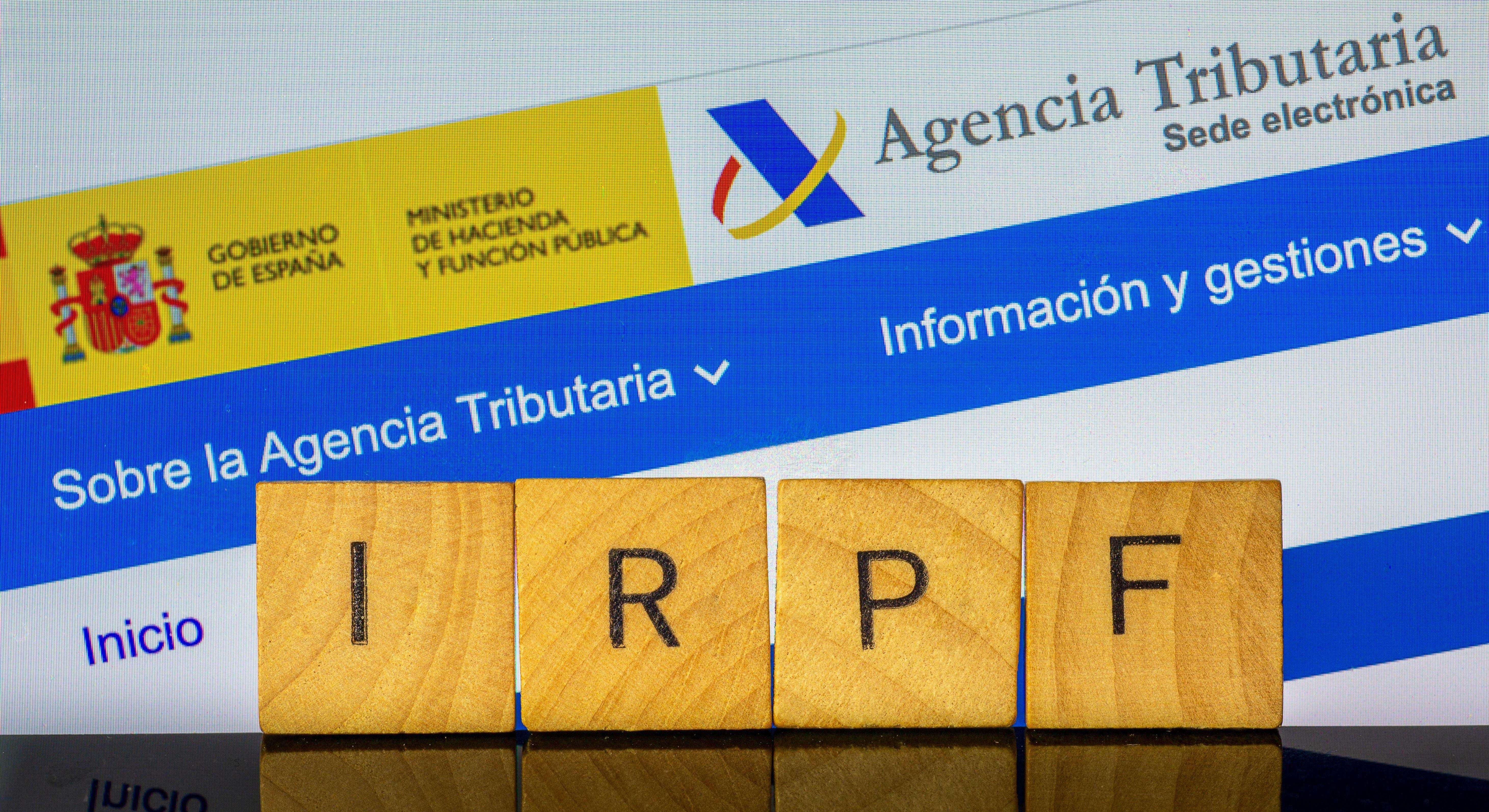 Palabra IRPF delante de la web de la Agencia Tributaria