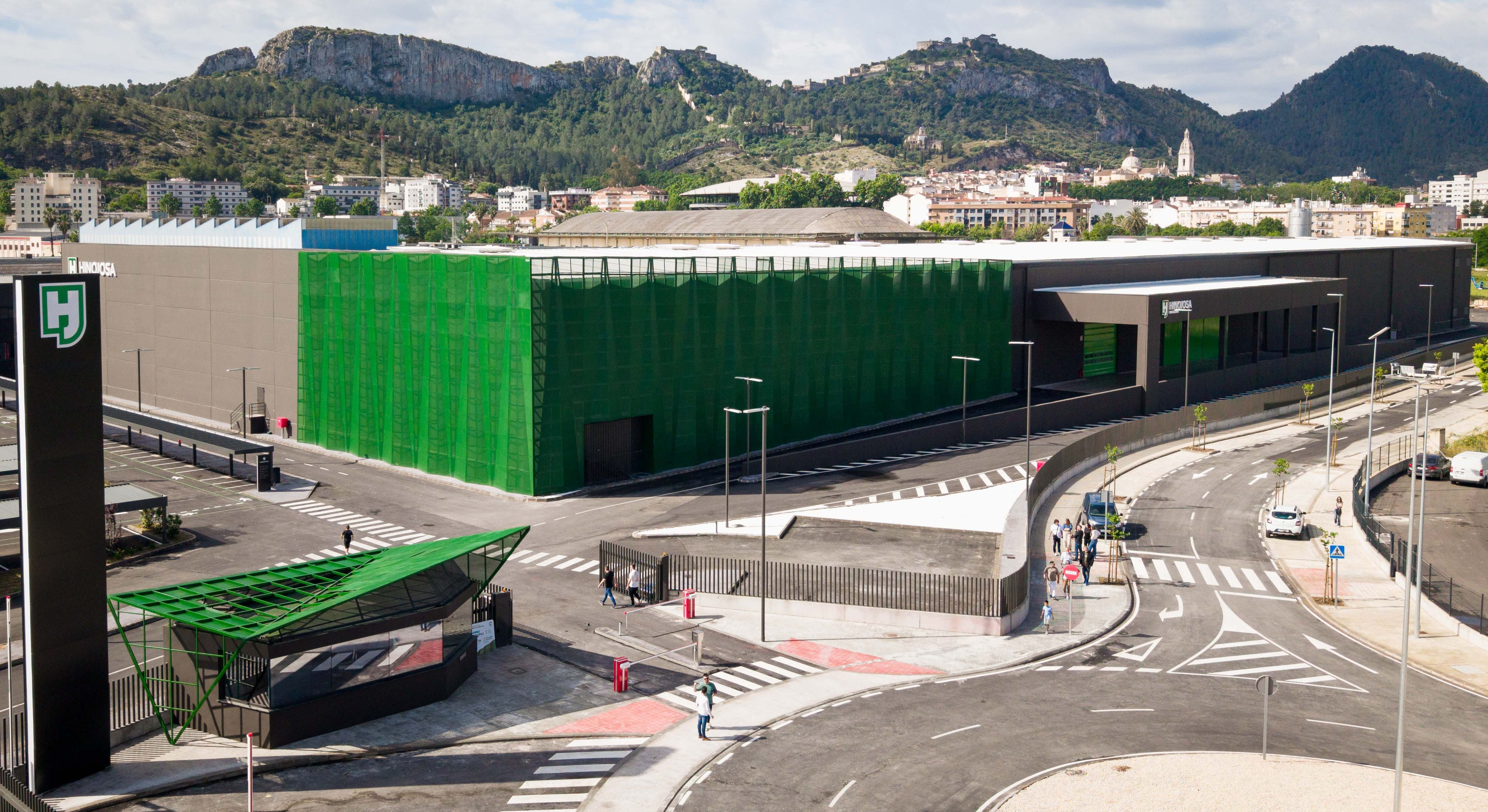 Las nuevas instalaciones de Hinojosa, con Xàtiva y su castillo al fondo.