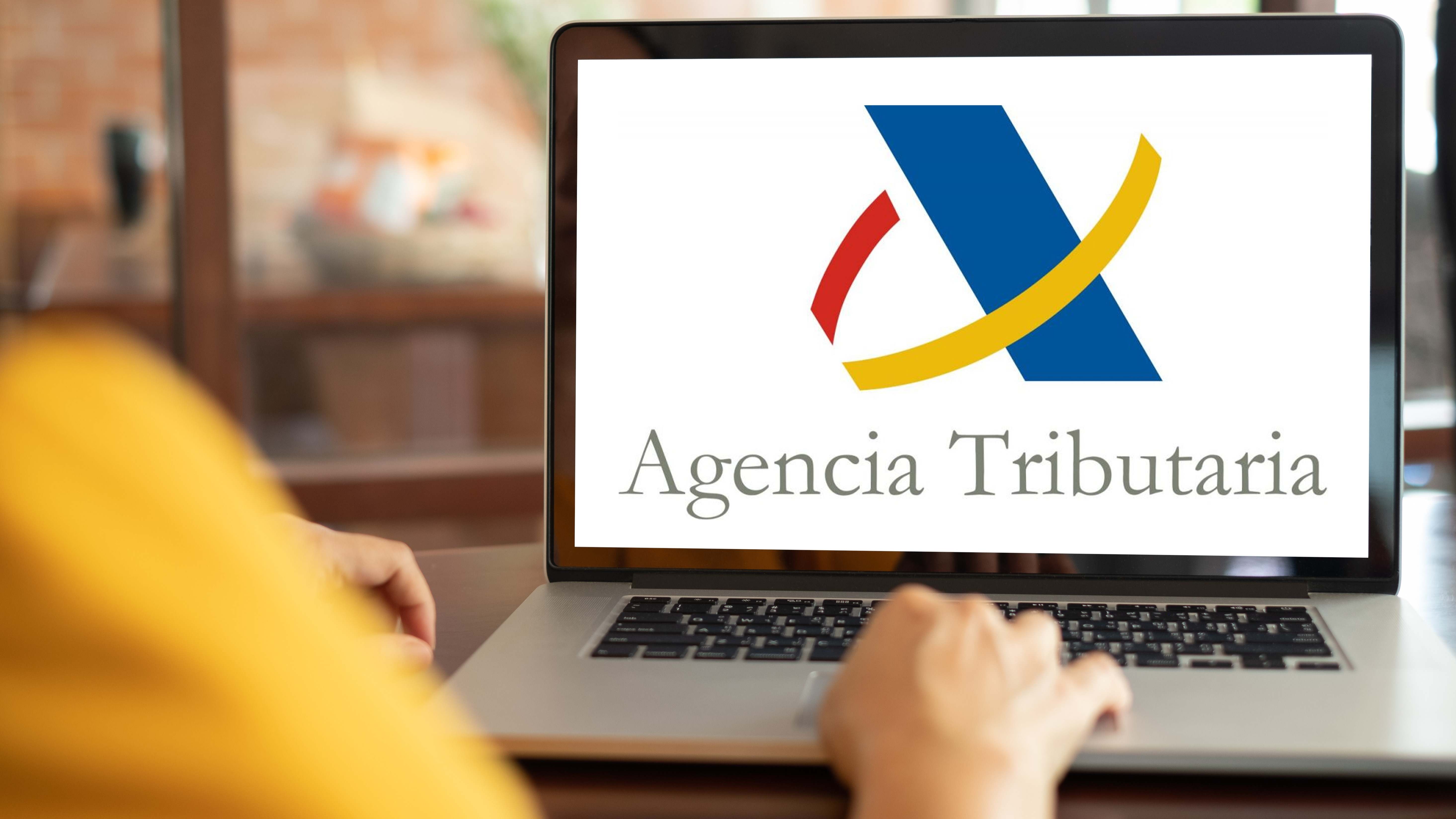 Un ordenador con el logo de la Agencia Tributaria