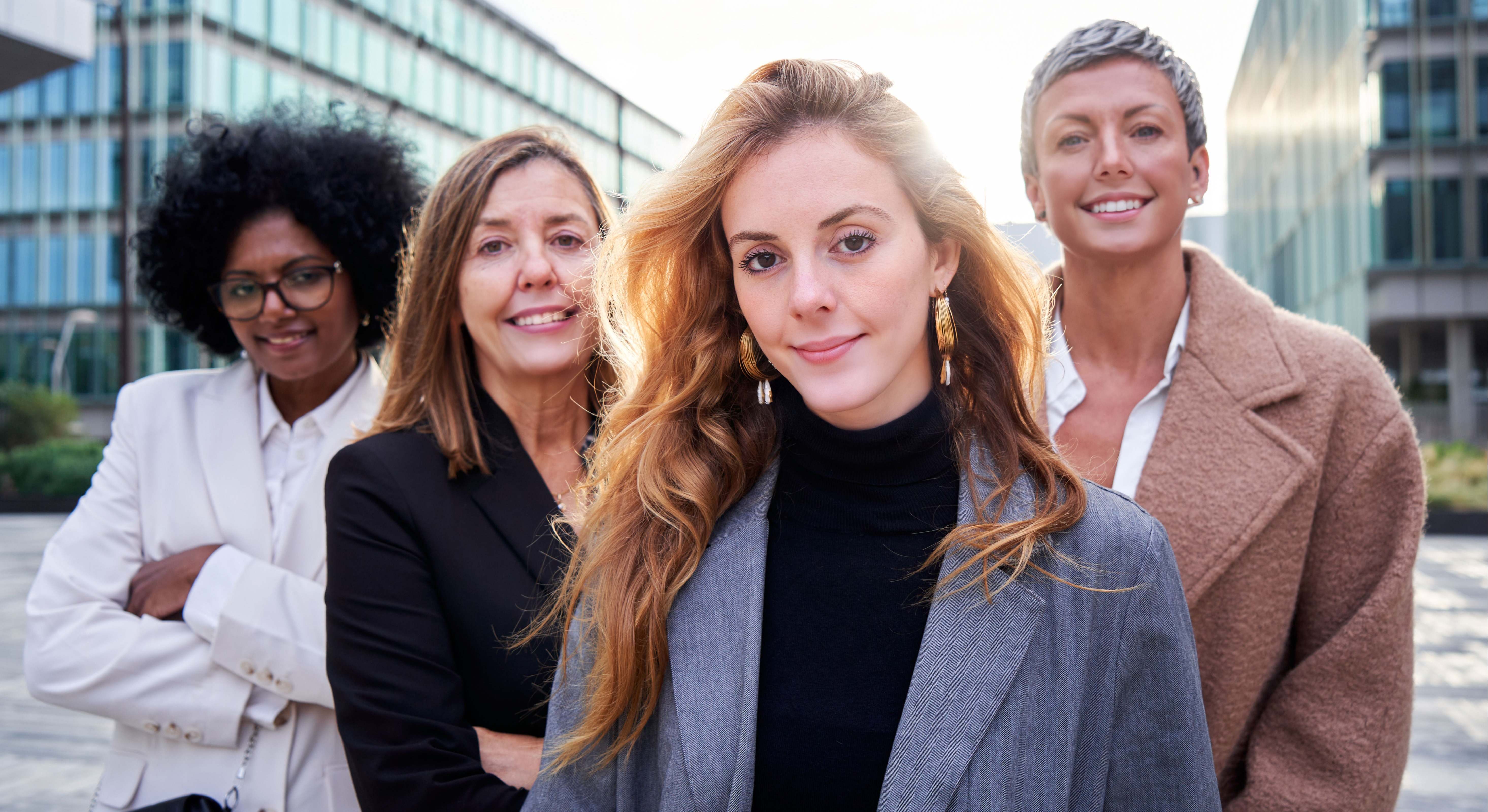 Grupo de mujeres de diferentes edades
