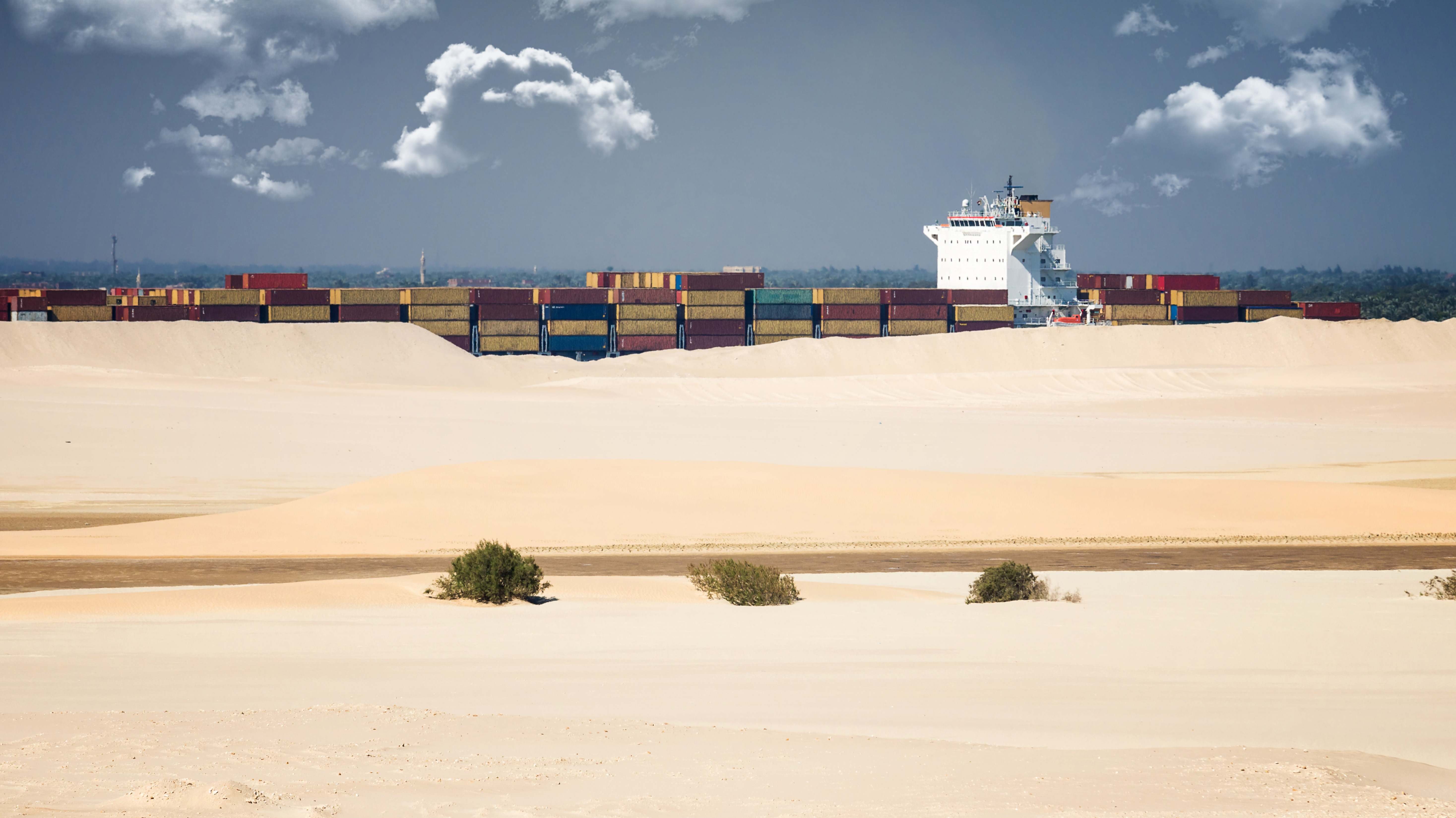 Carguero pasando por el estrecho de Suez (Dreamstime)
