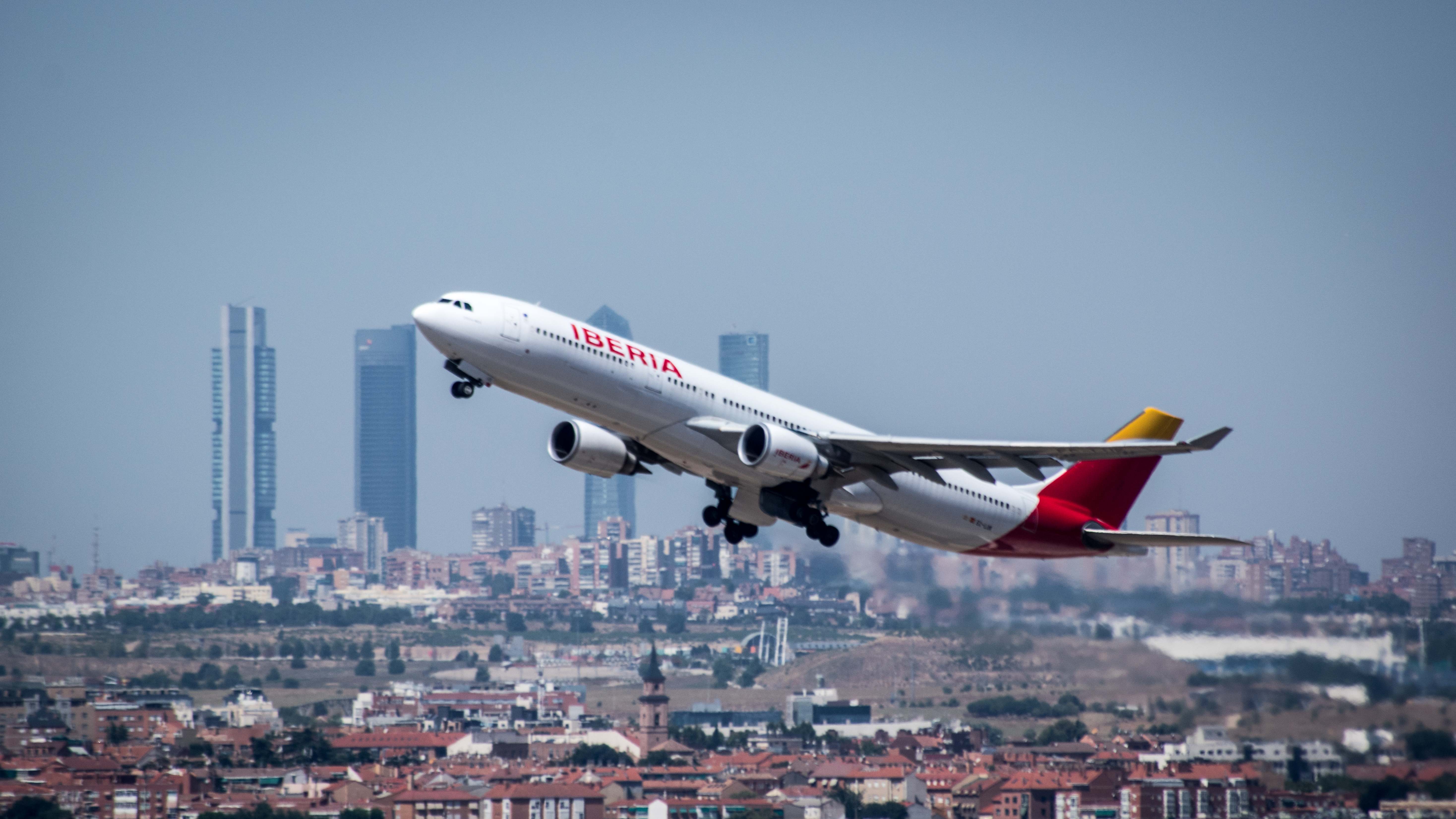 avióndeIberiadespegaenMadrid.jpg
