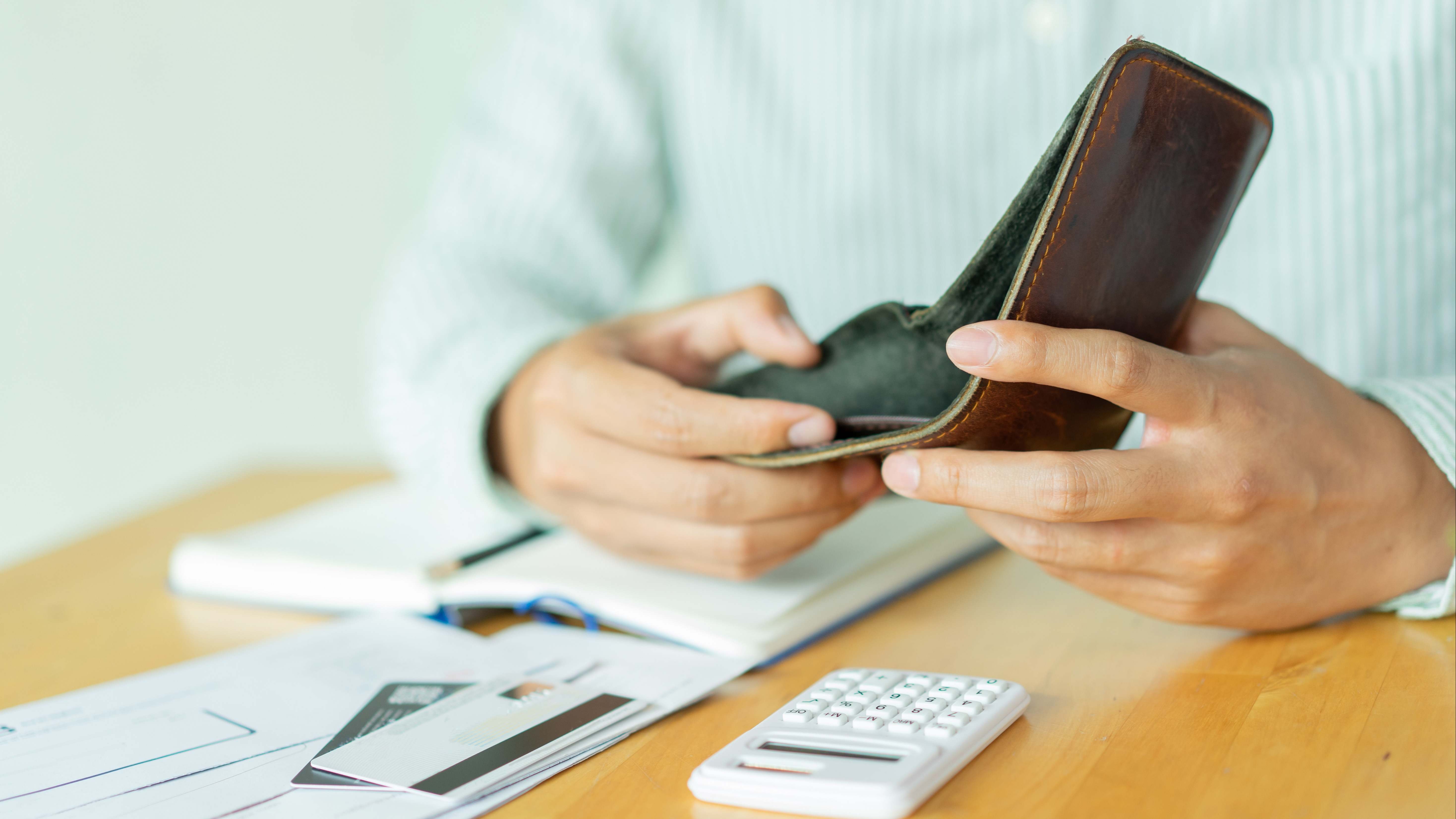 Hombre sin dinero en la cartera