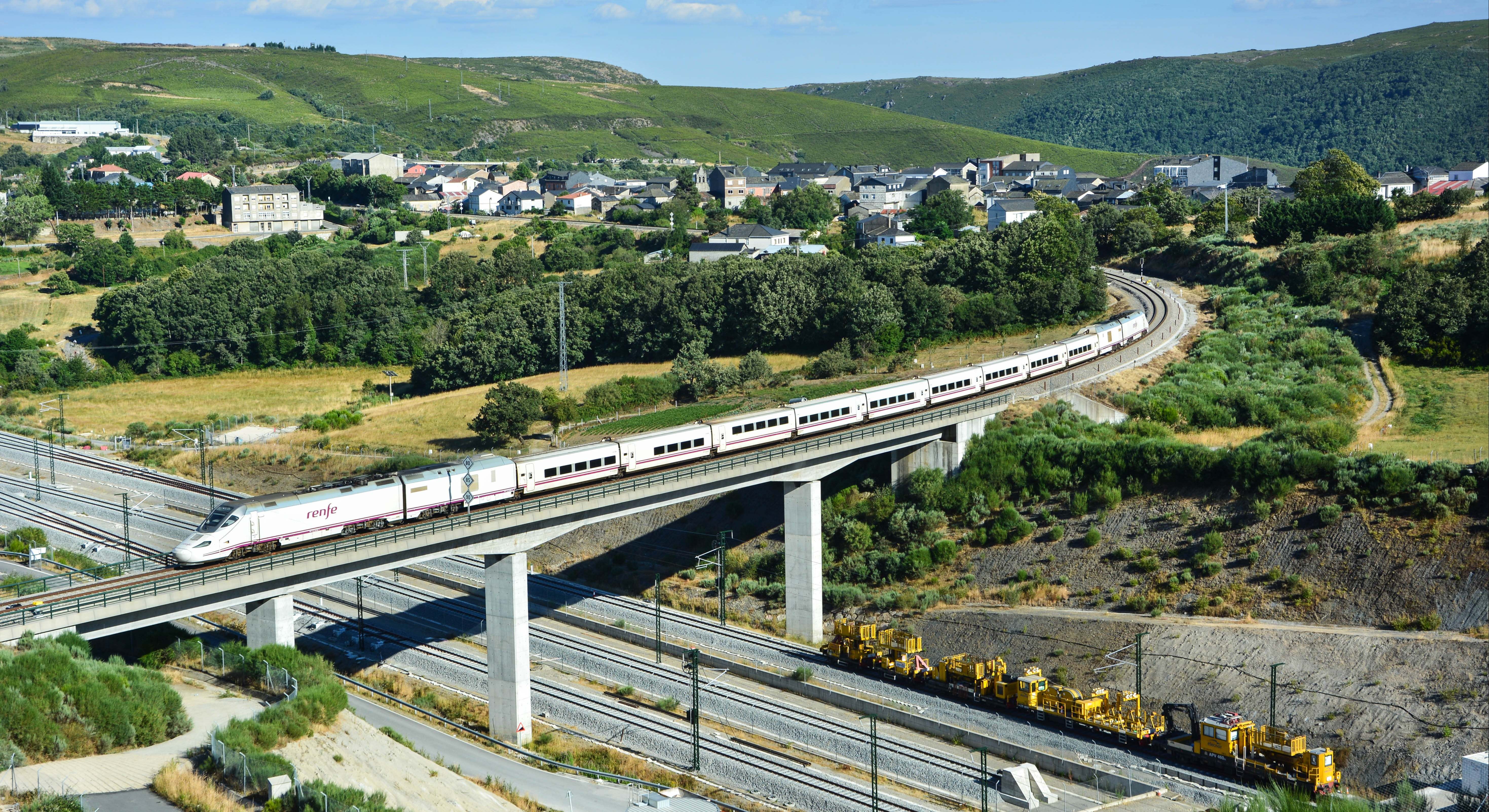 Tren de la serie 730 de Renfe a su paso por A Gudiña (Ourense). / Foto: Cesare Sapienza