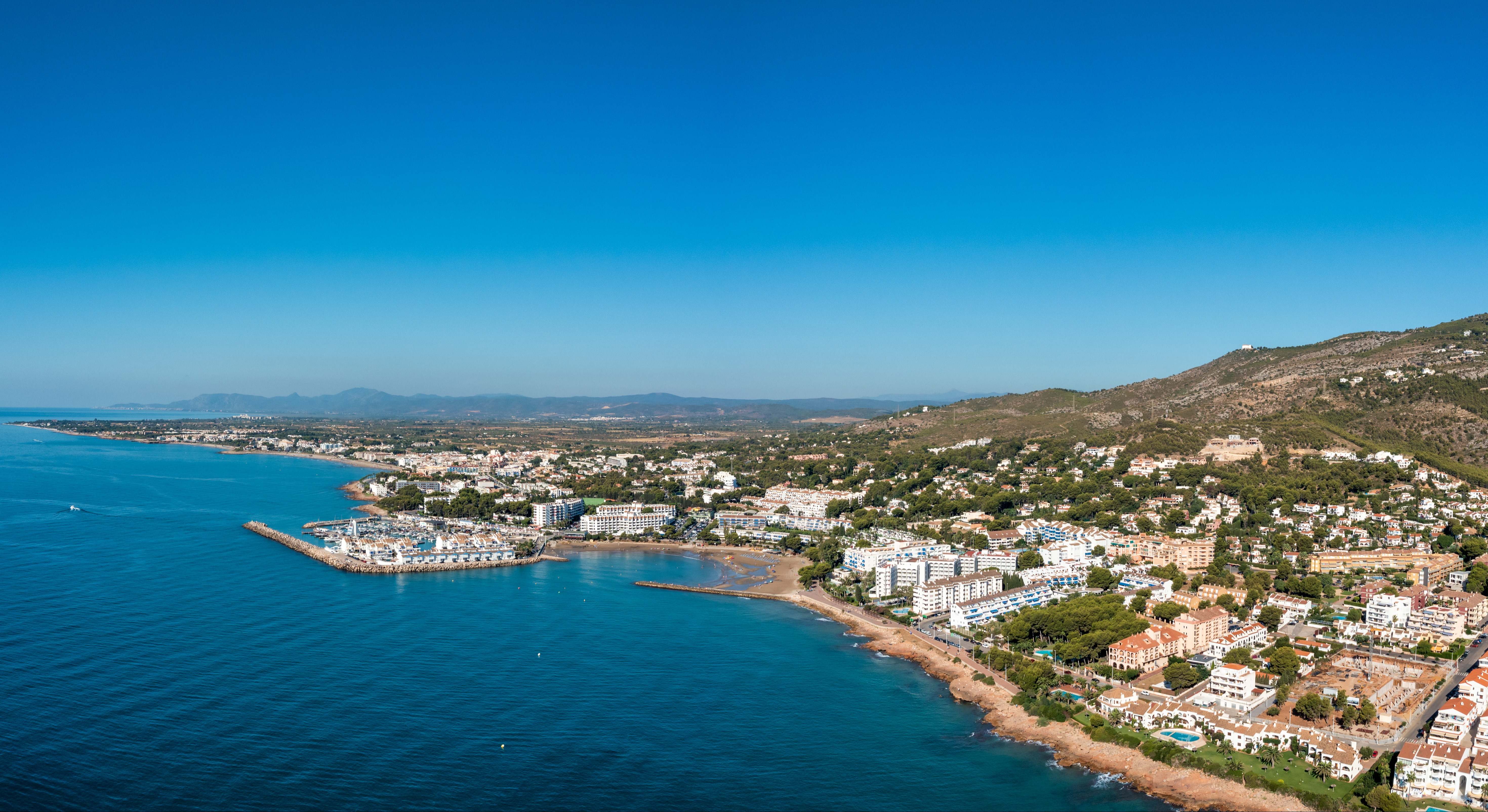 Vista panorámica de la ciudad costera de Alcossebre, España desde el mar Mediterráneo