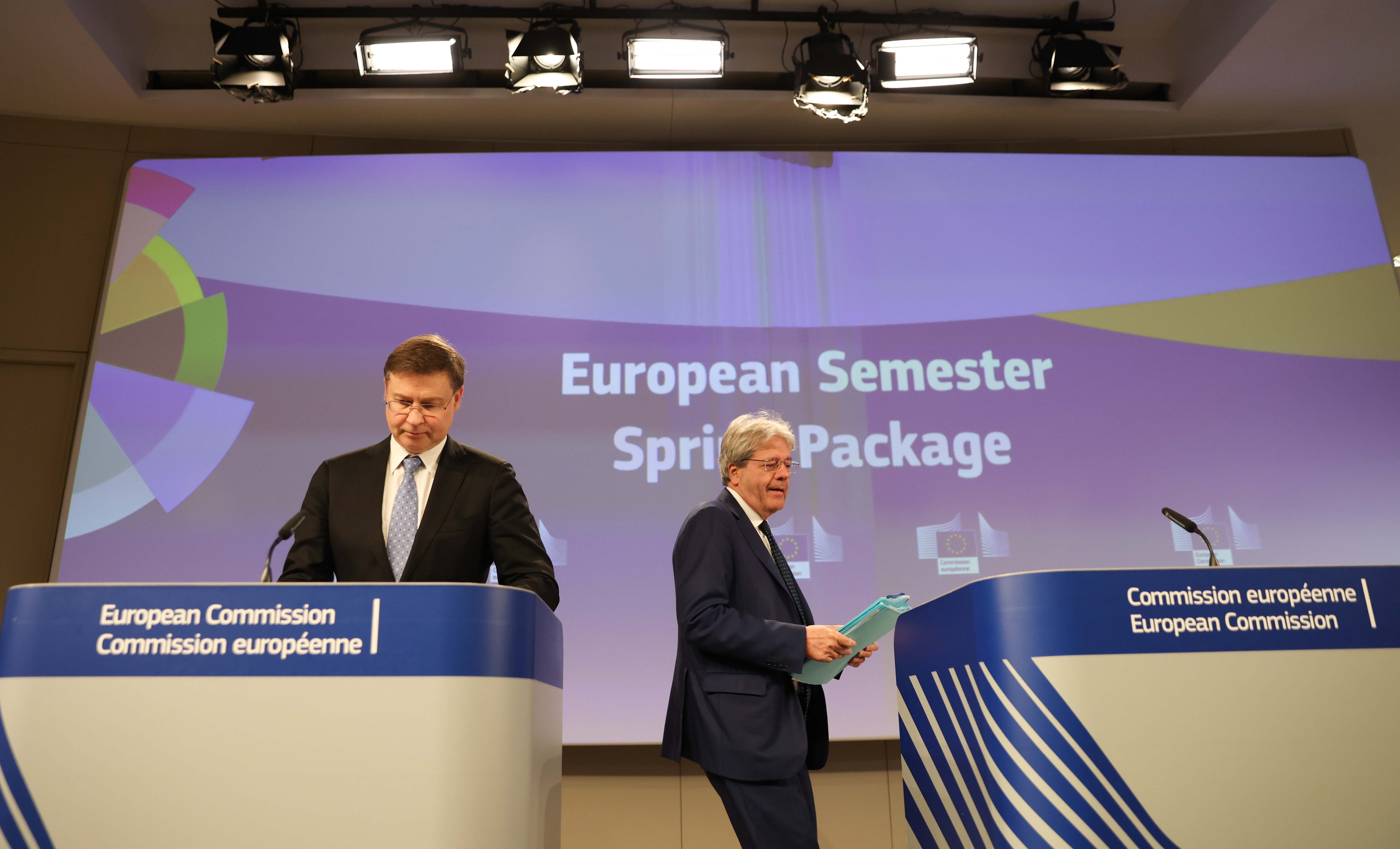 El vicepresidente económico de la Comisión Europea, Valdis Dombrovskis, y el comisario de Economía, Paolo Gentiloni