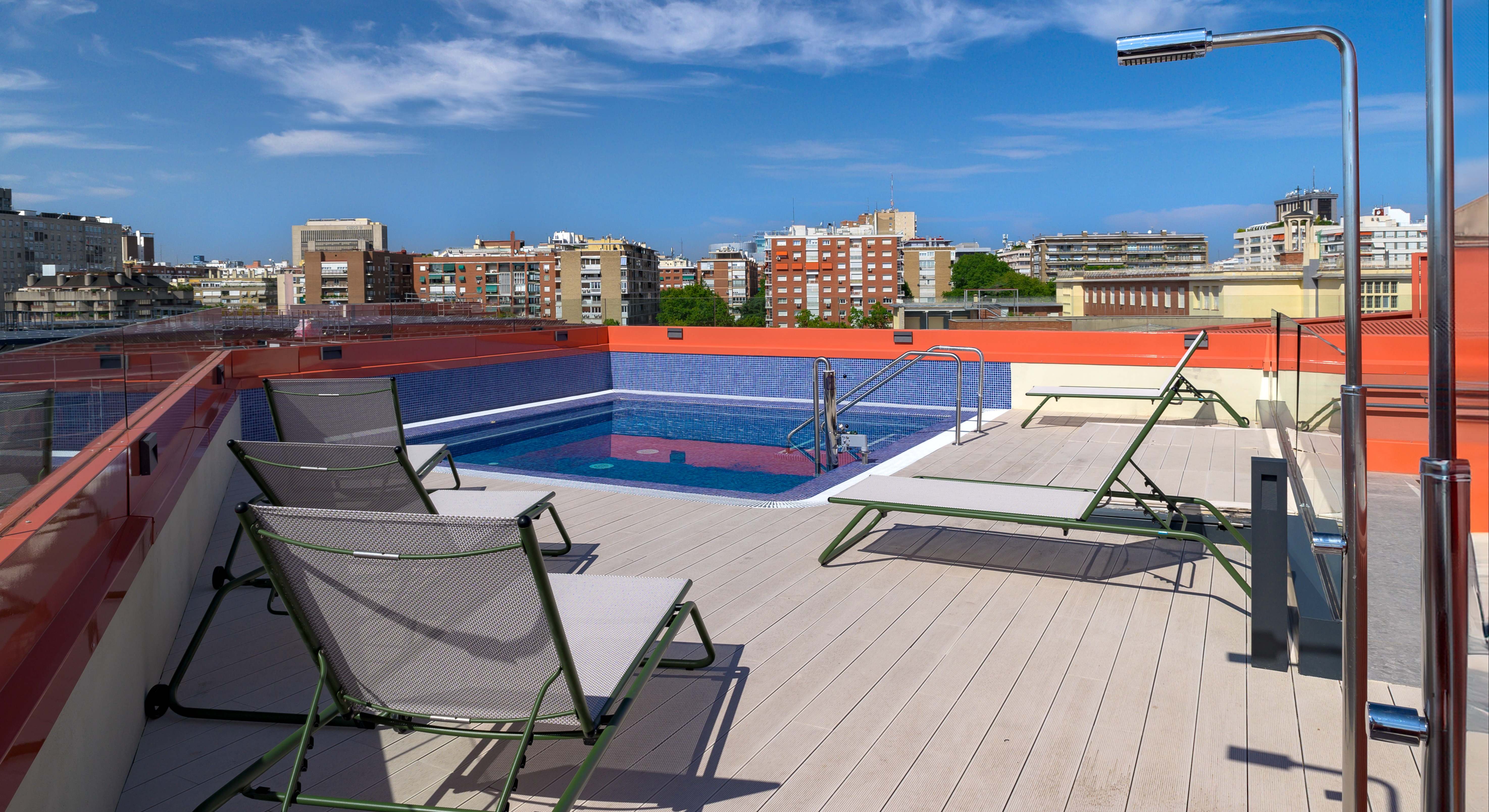 Terraza de Resa Chamartín con piscina