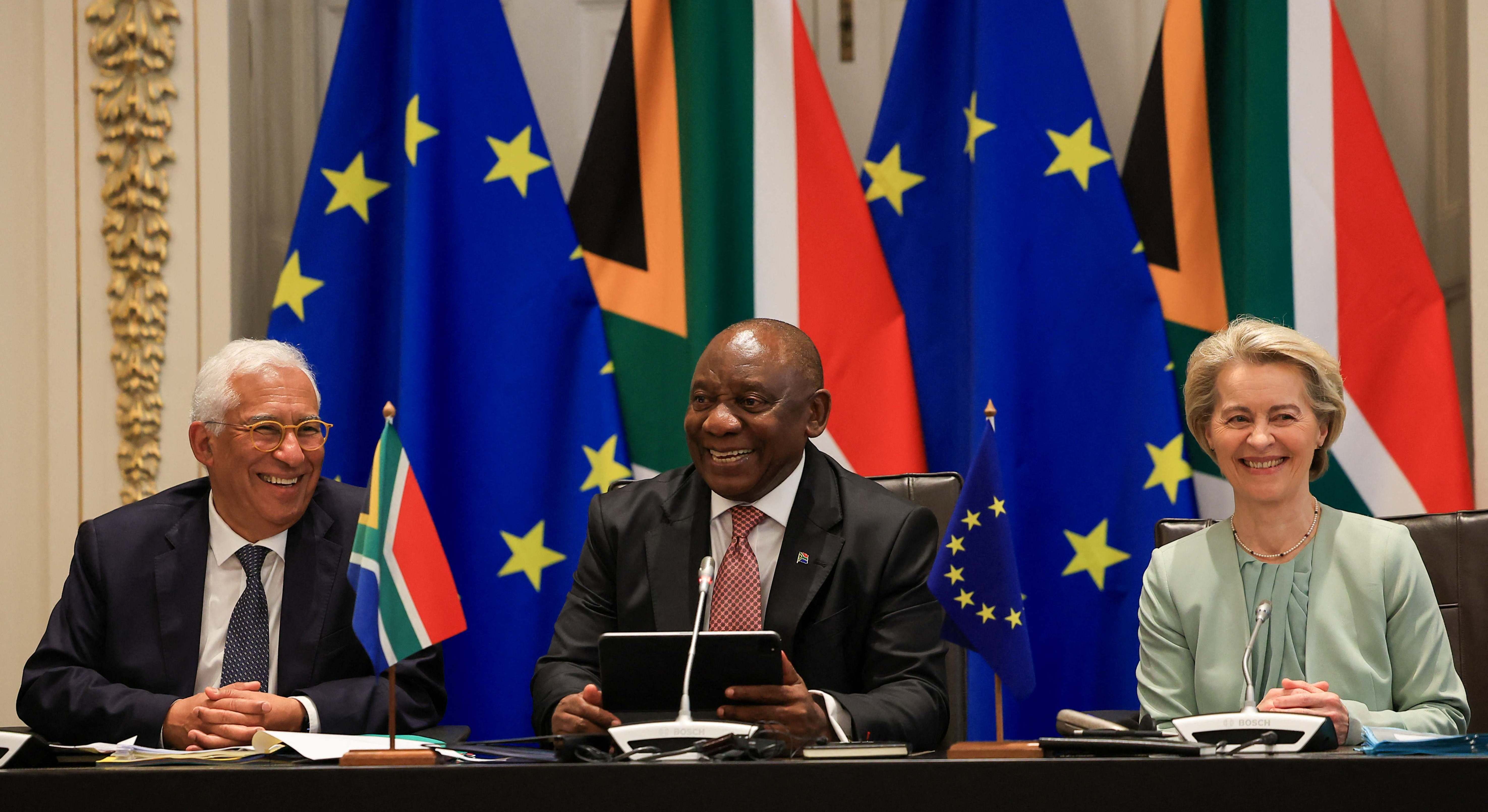 El presidente del Consejo UE, Antonio Costa, el presidente de Sudáfrica, Cyril Ramaphosa, y la presidenta de la Comisión Europea, Ursula von der Leyen.