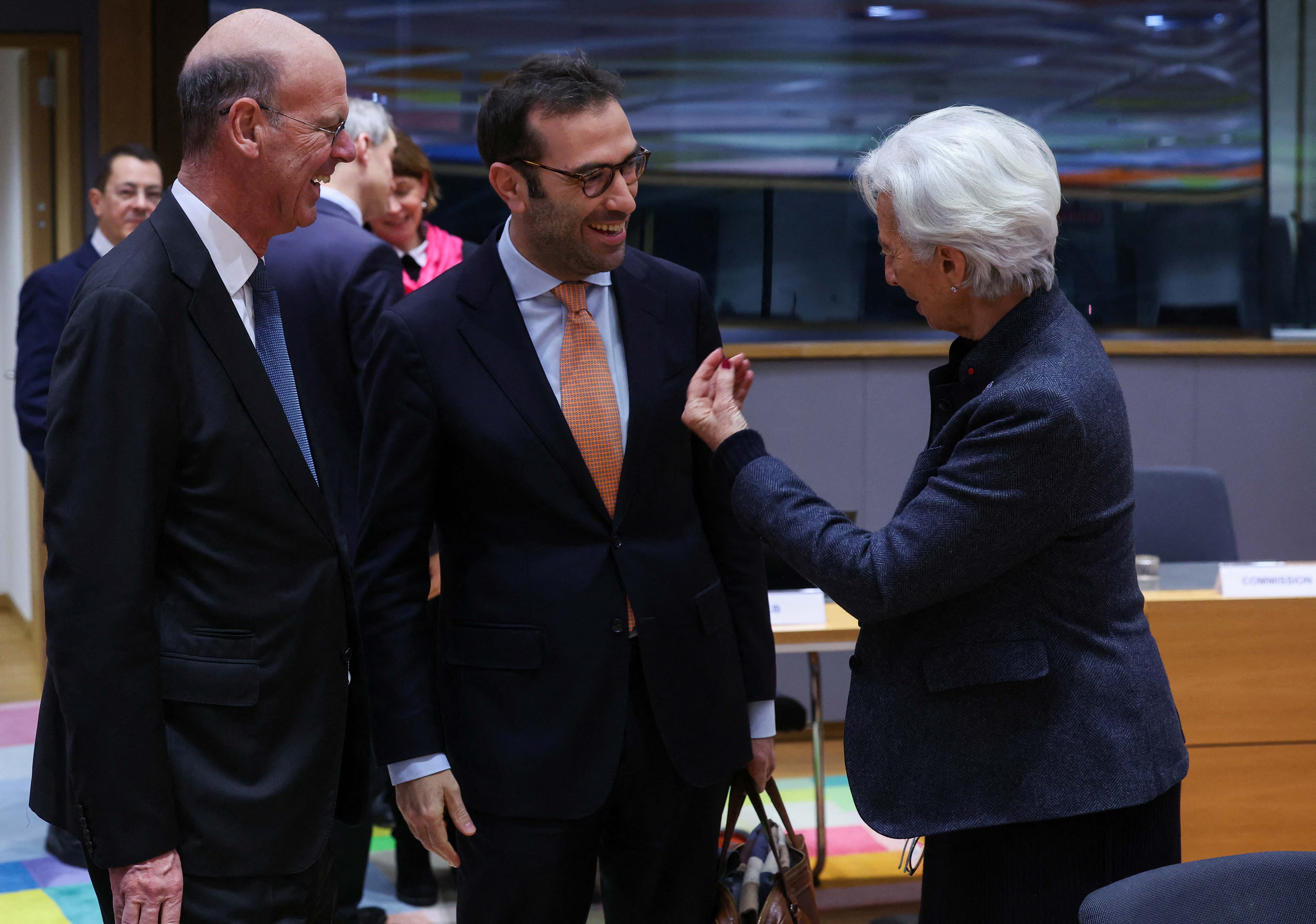 En un momento en el que la UE analiza que fórmulas tiene a su disposición para incrementar el gasto en defensa, España aboga por explorar todas las opciones sobre la mesa, no solo la suspensión de las reglas fiscales a nivel nacional. El ministro de Econo