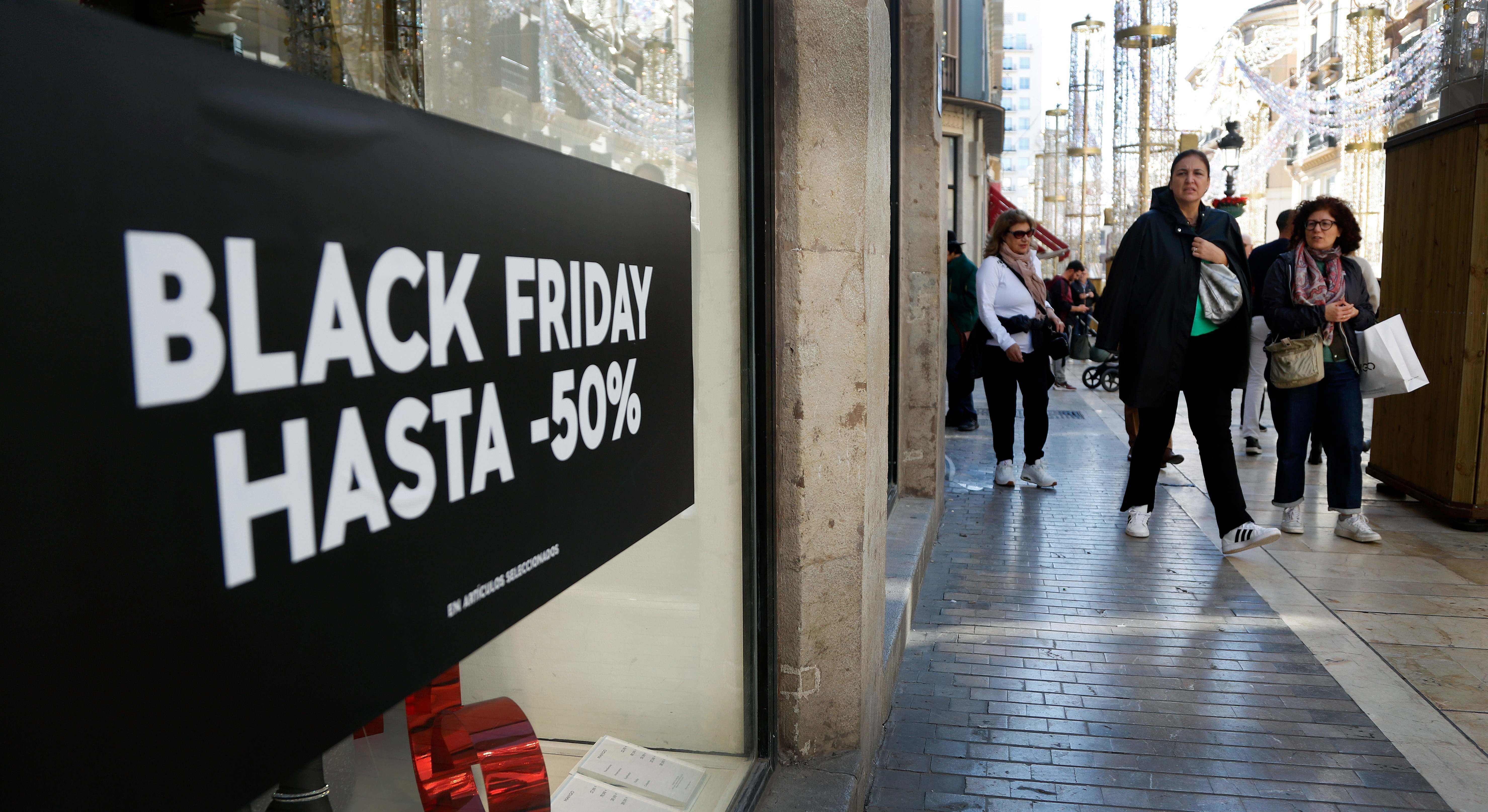 Un escaparate durante el Black Friday de 2023, en Málaga. / Álex Zea (Europa Press)