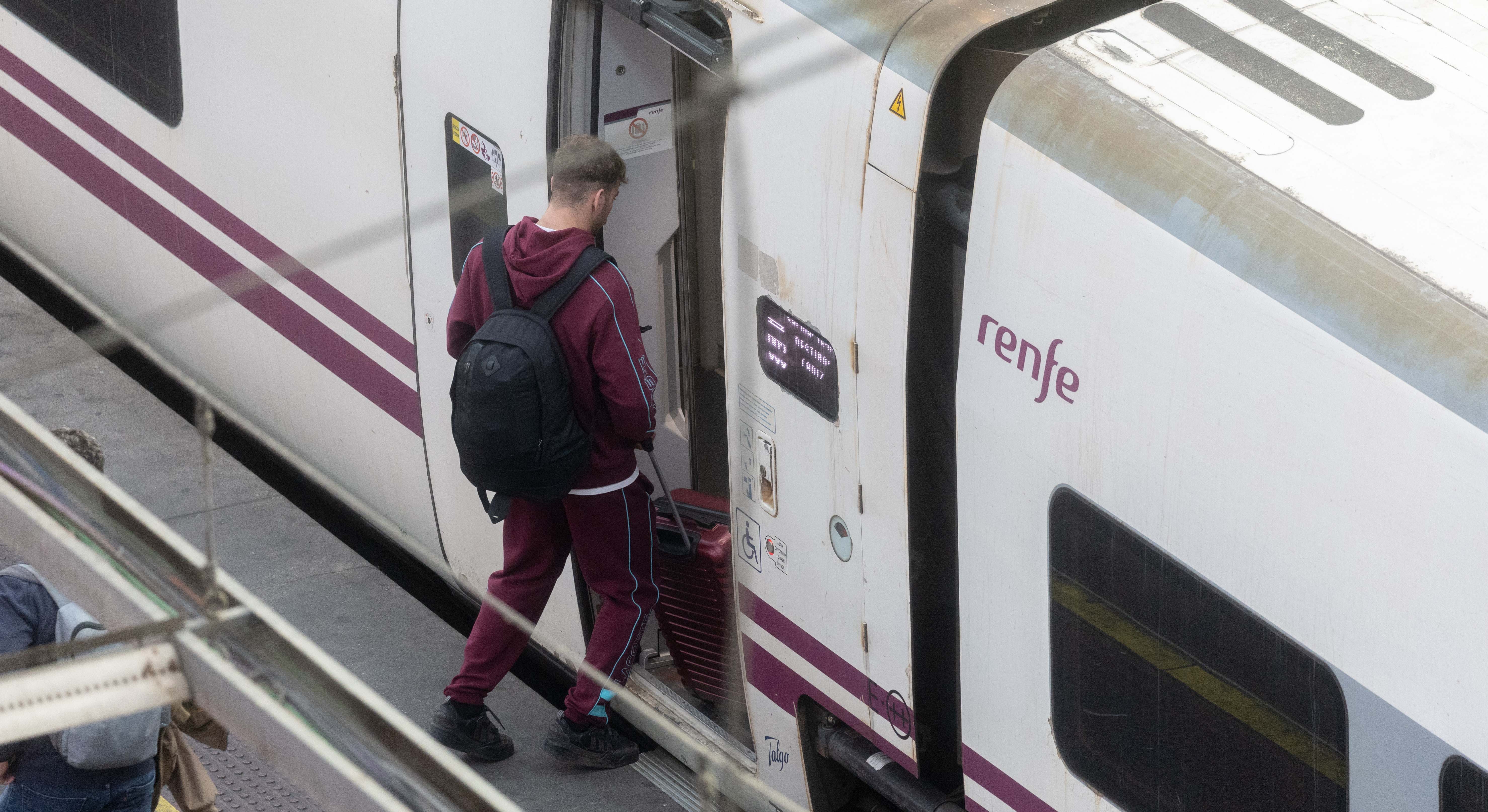Un viajero coge un tren en Atocha, Madrid. / Eduardo Parra (Europa Press)