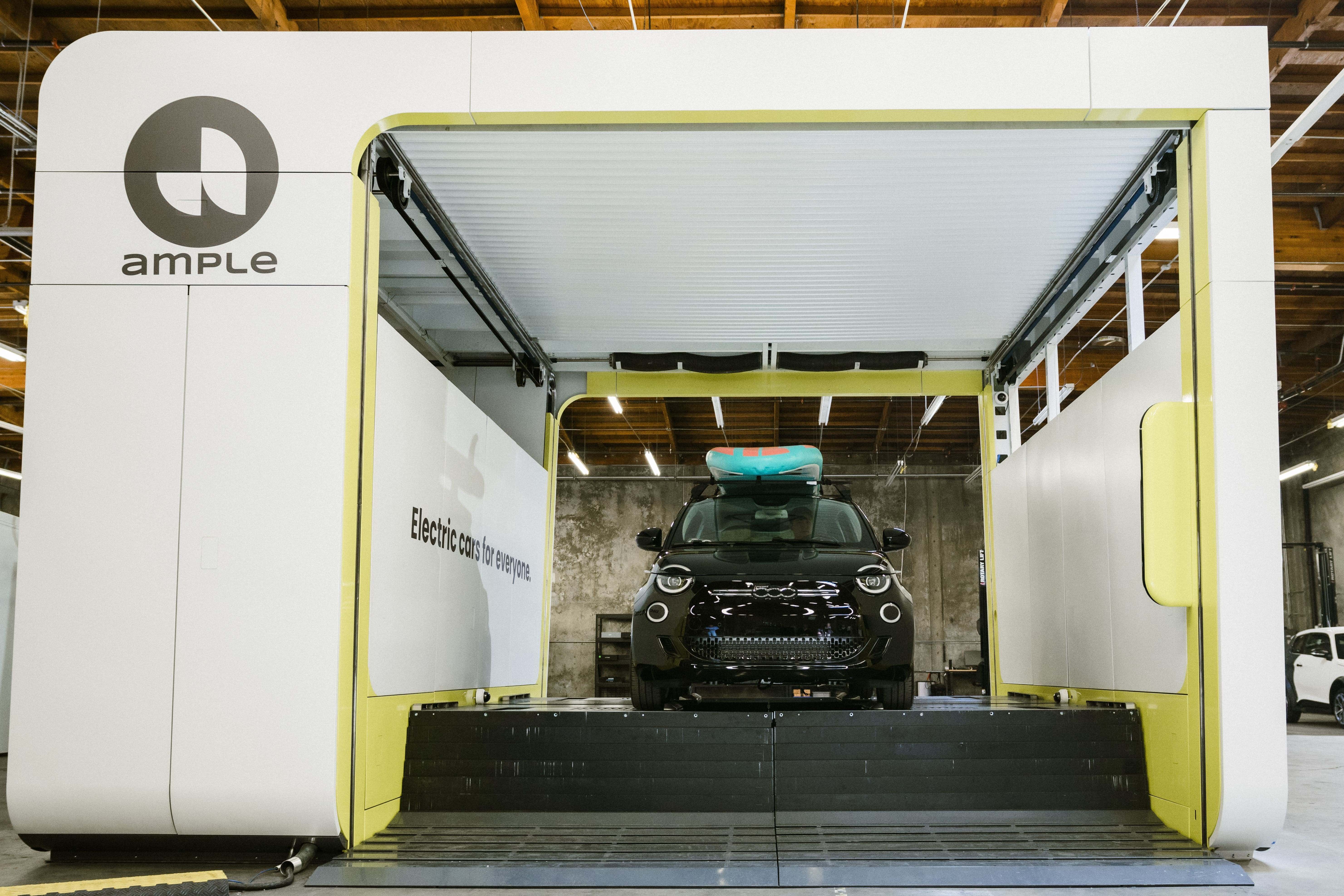 Un Fiat 500e en un modulo de Ample
