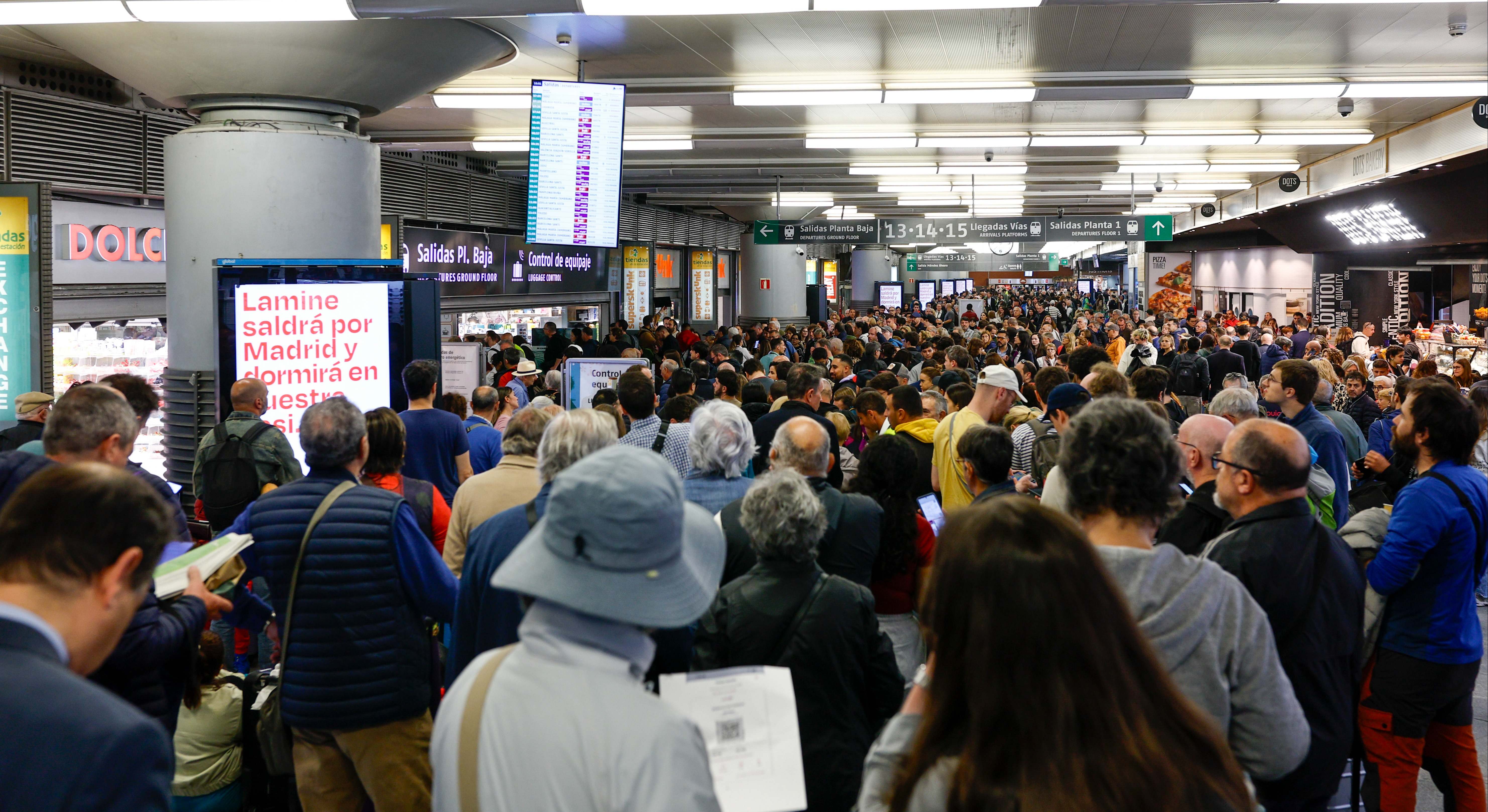 Estación de Madrid-Puerta de Atocha, saturada de gente este lunes. / EFE