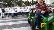 Miles de agricultores se manifiestan en Madrid para pedir un control de los precios