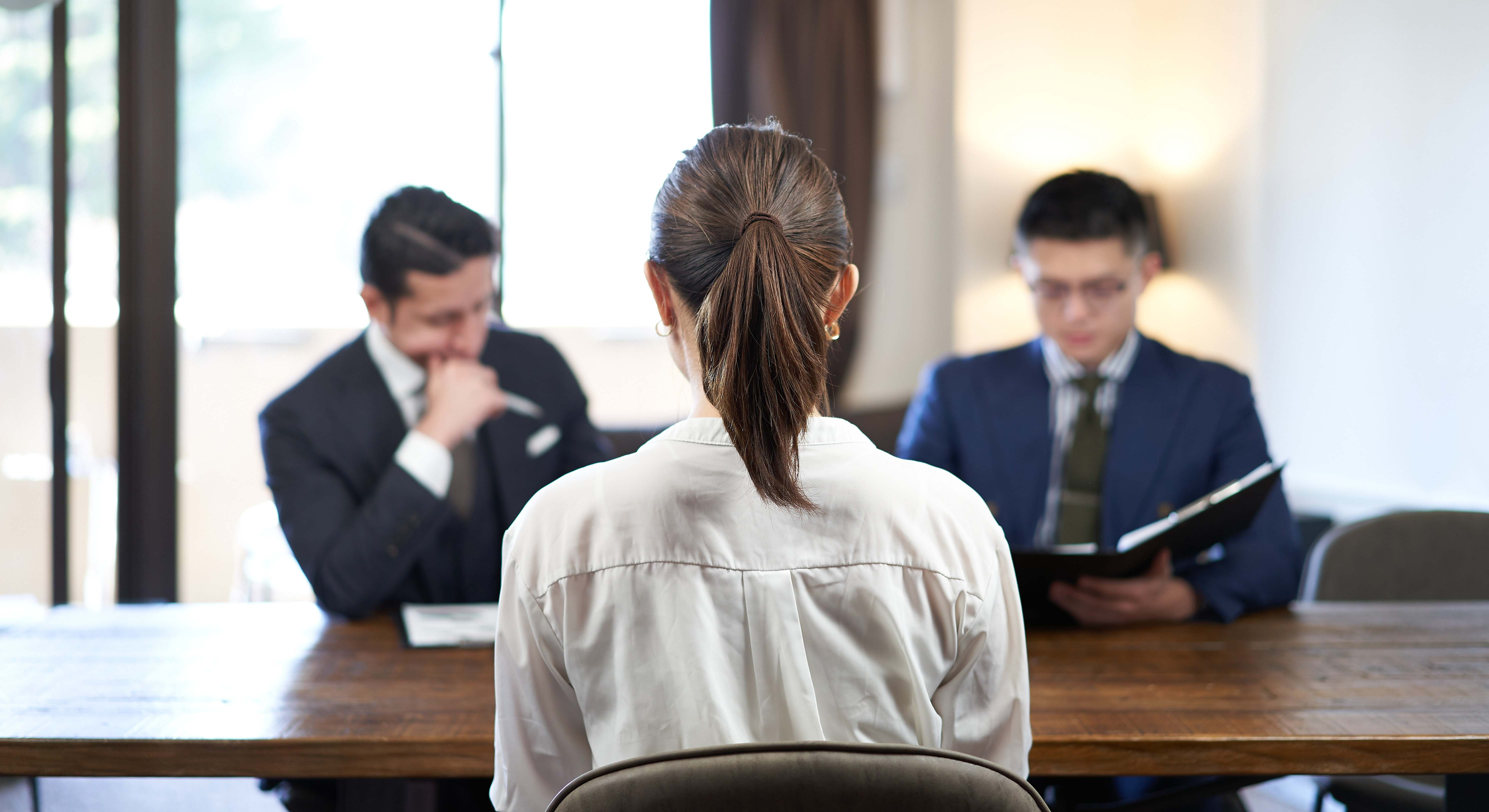 Mujer en una entrevista de trabajo. Foto: iStock