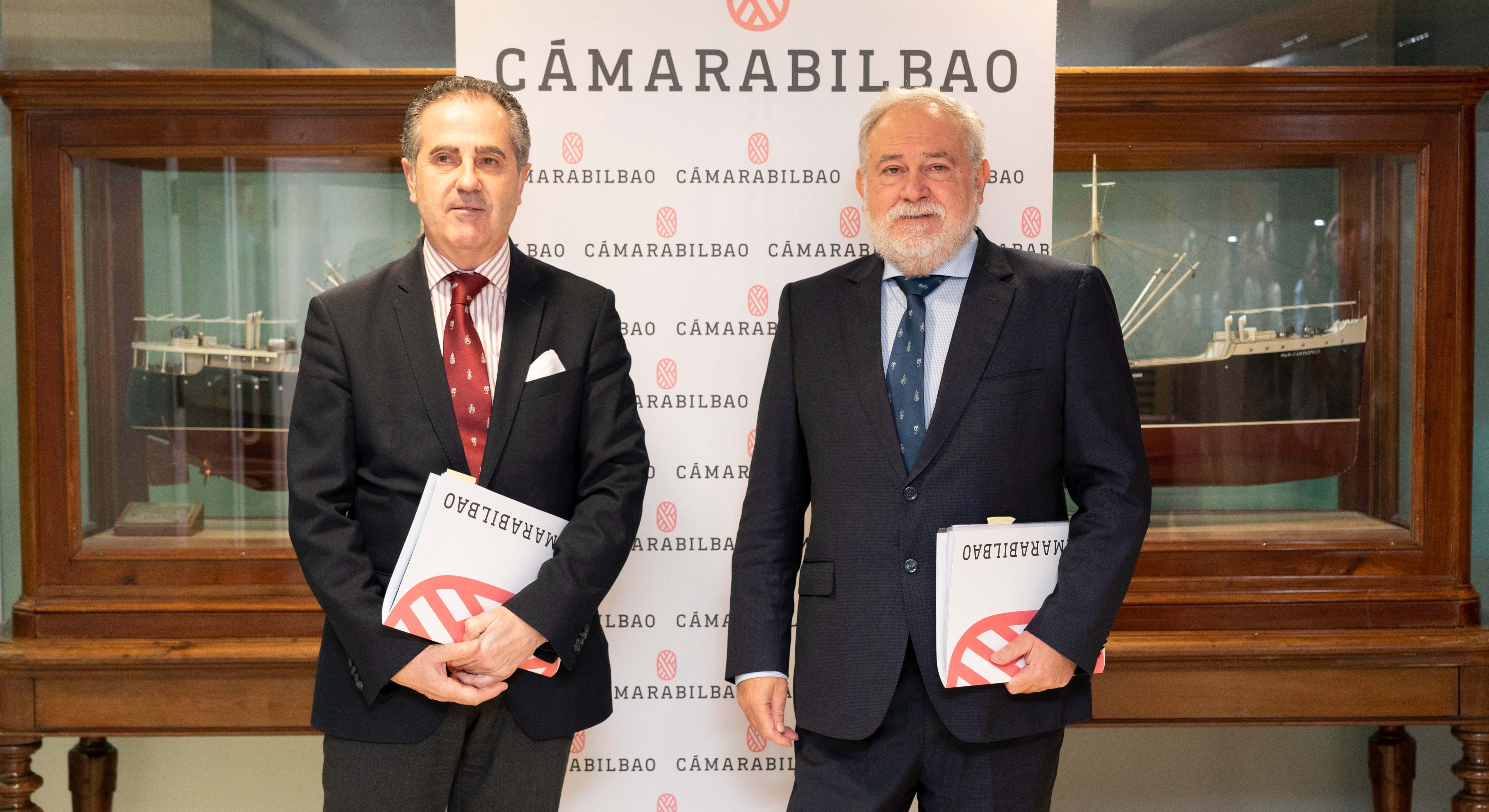 El secretario general de la Cámara de Bilbao, Mikel Arieta-araunabeña y su presidente, José Ignacio Zudaire.