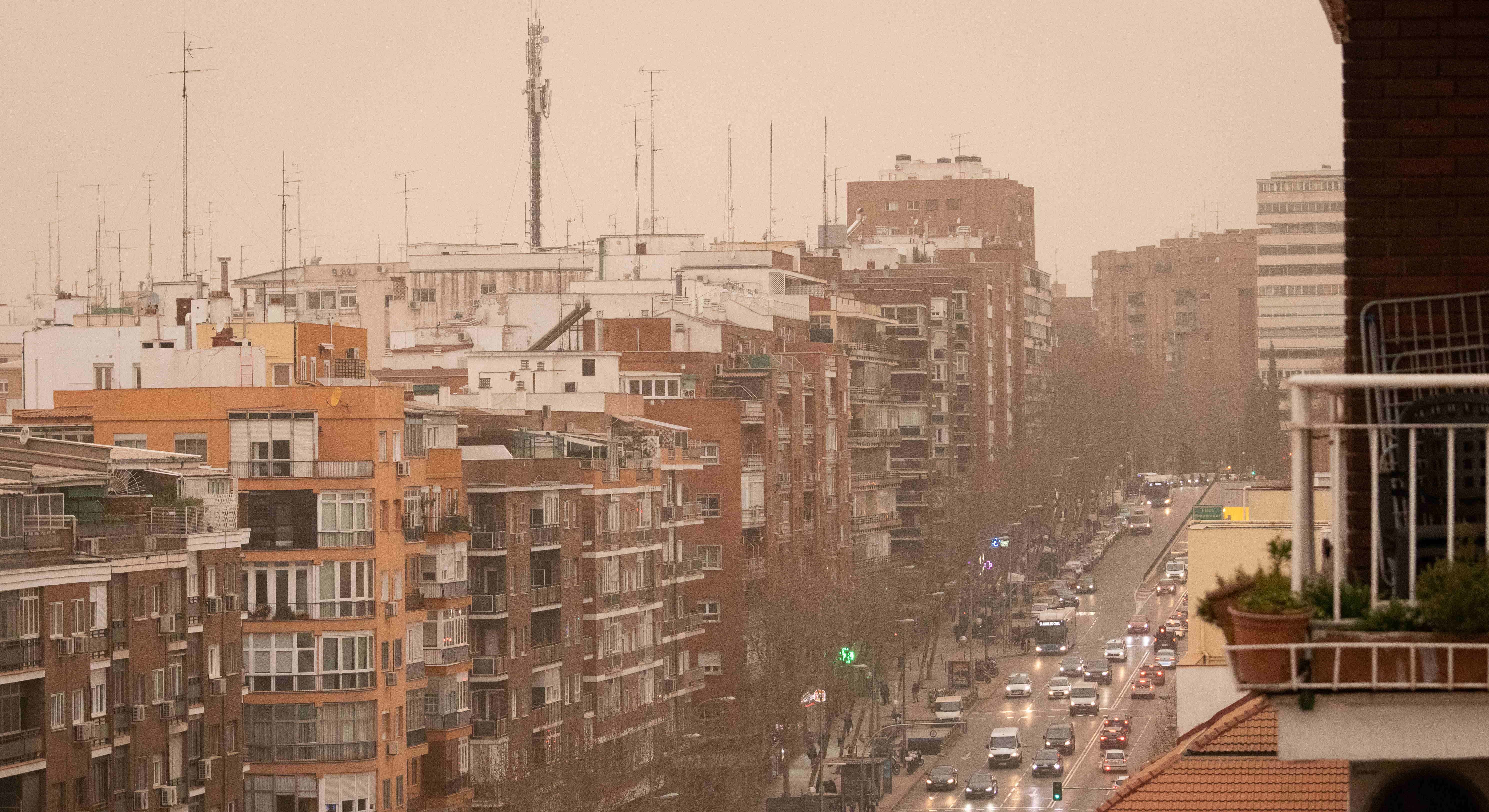 Imagen de recurso de la ciudad de Madrid en un episodio de calima.