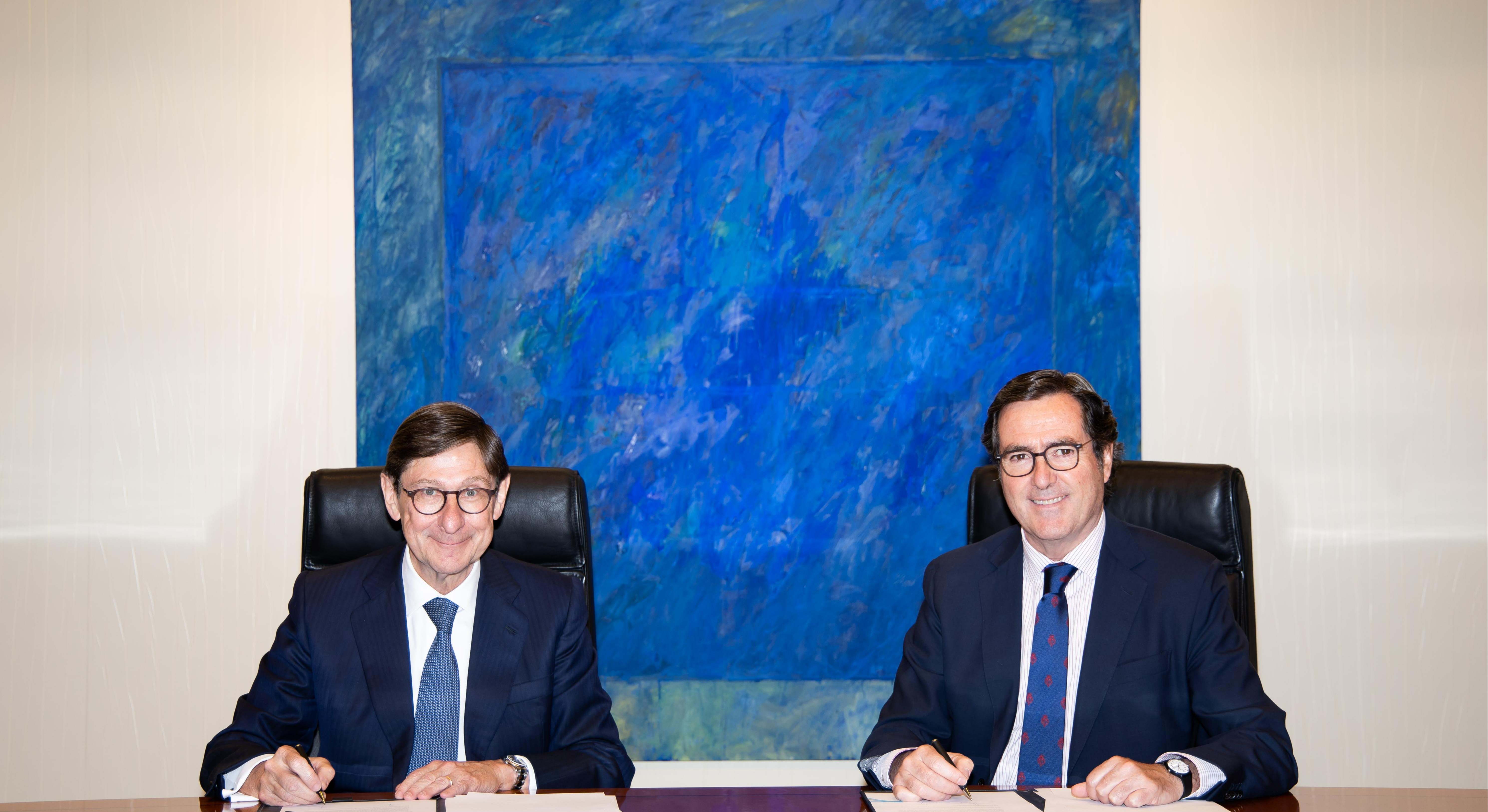 El presidente de CaixaBank, José Ignacio Goirigolzarri, y el presidente de CEOE, Antonio Garamendi.