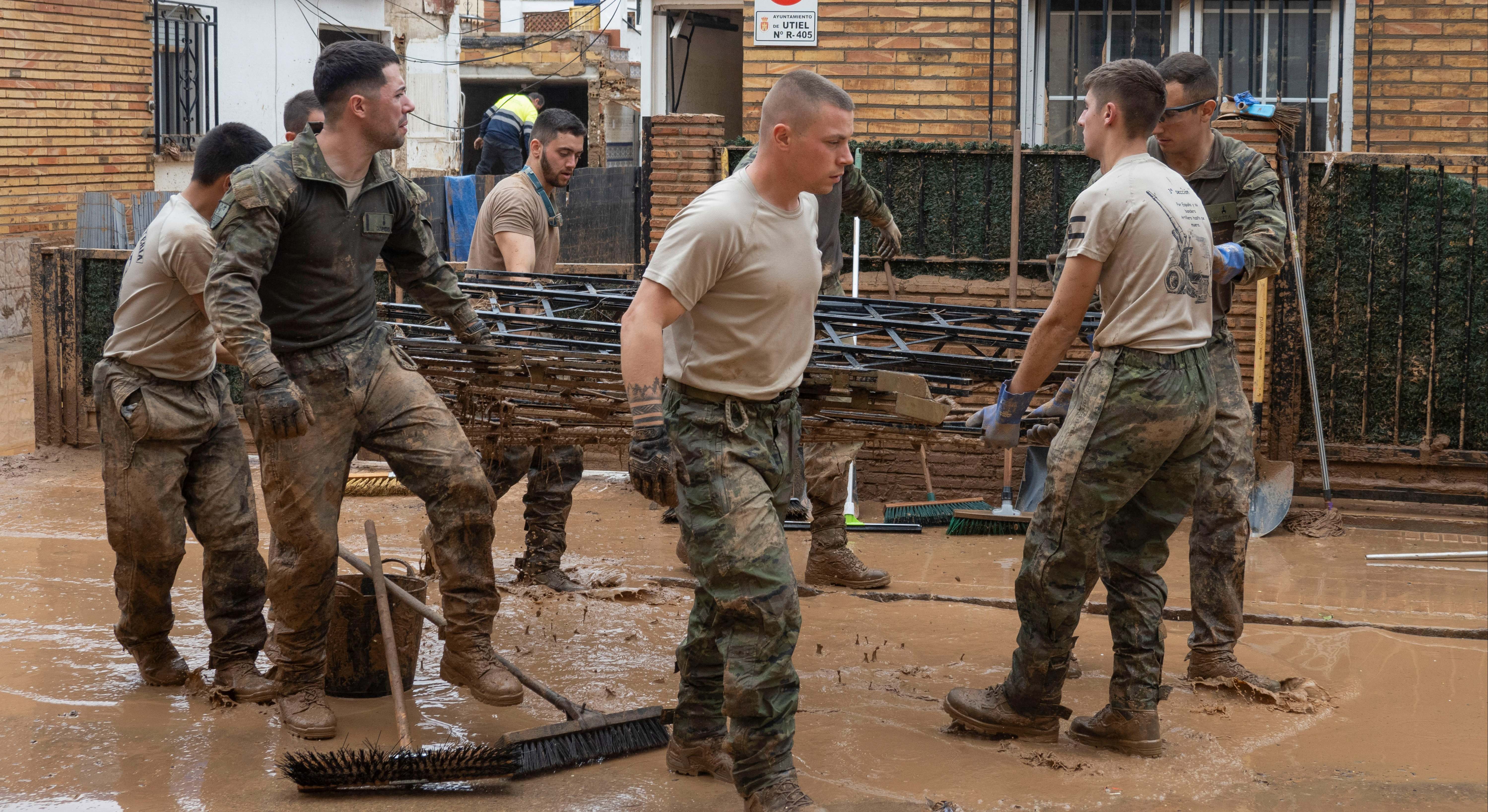 Militares colaboran en las labores de limpieza en Utiel. Foto: Efe