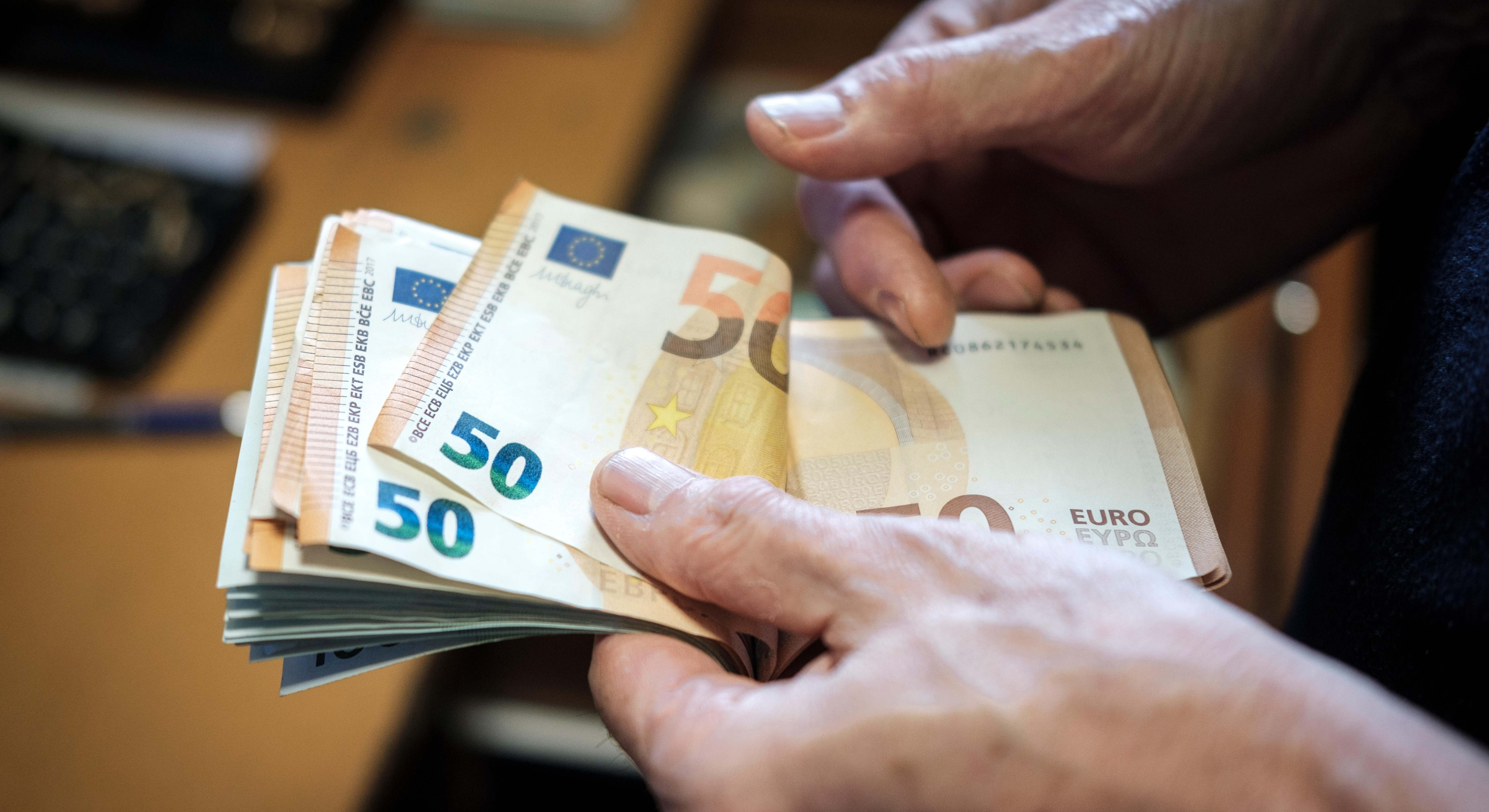 Manos de una persona contando dinero