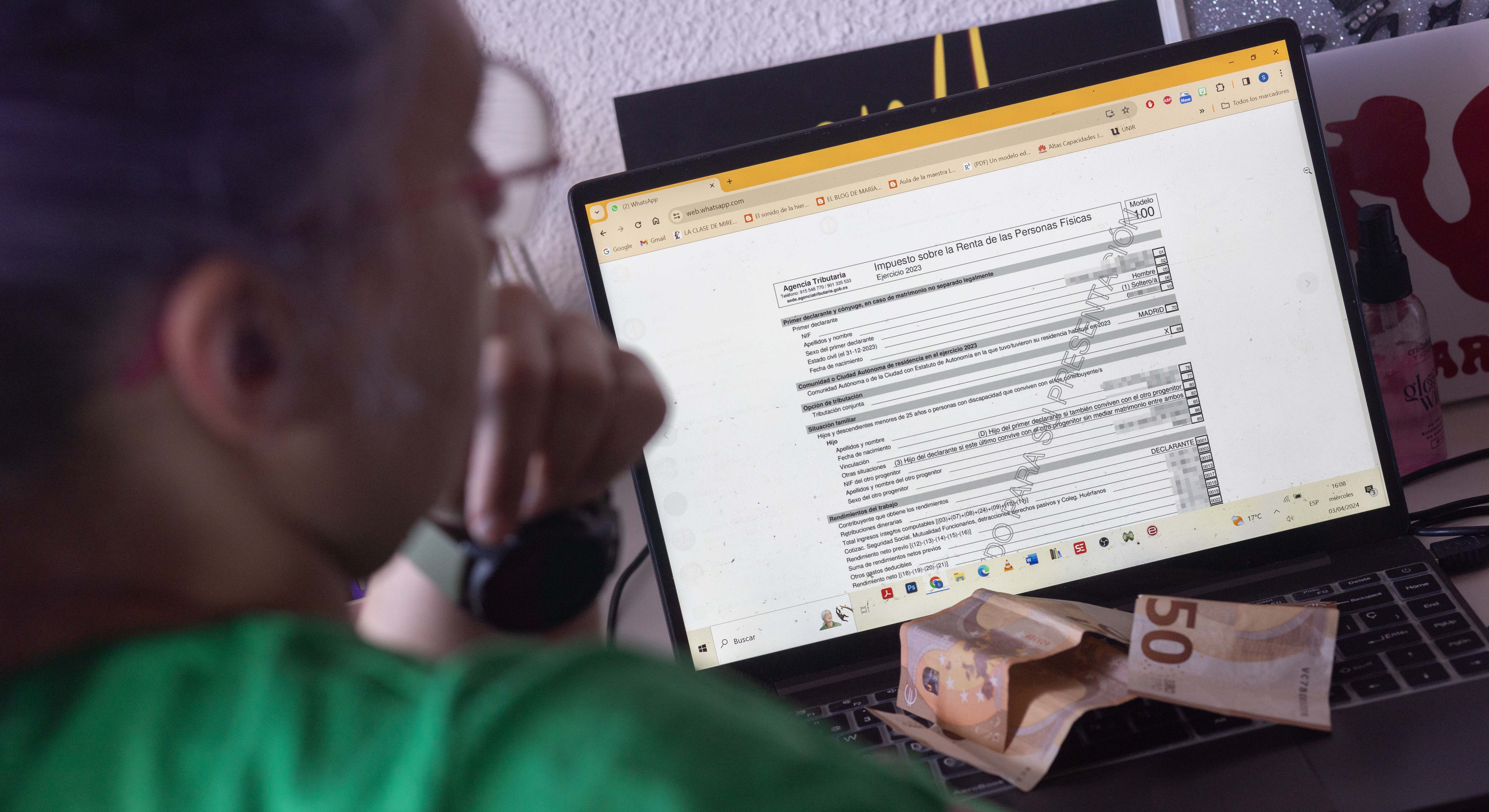 Una persona realiza la declaración de la Renta en su domicilio.