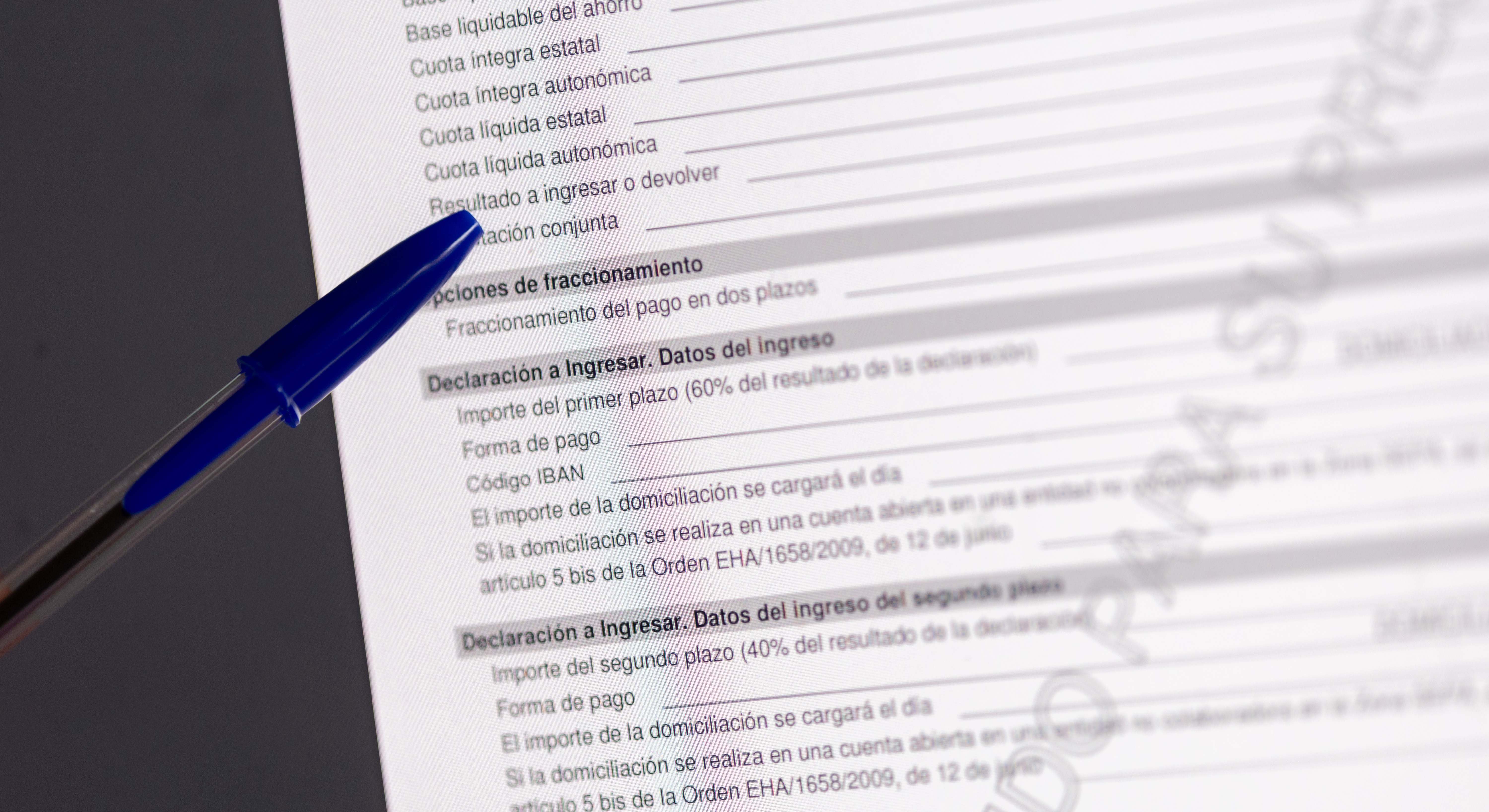 Una persona cumplimenta la declaración de la Renta