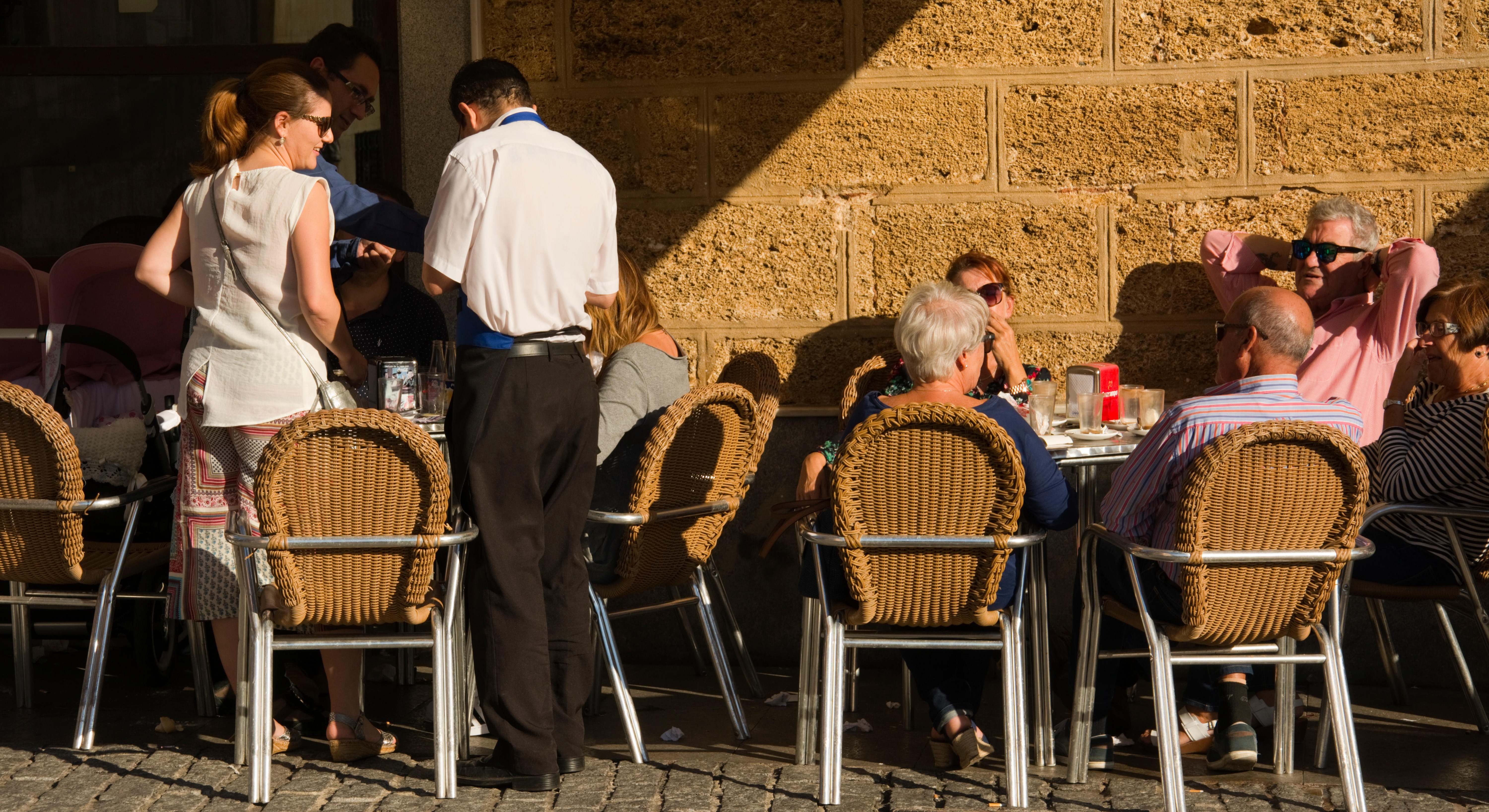 Camarero atendiendo una terraza en Cádiz. Foto: Alamy