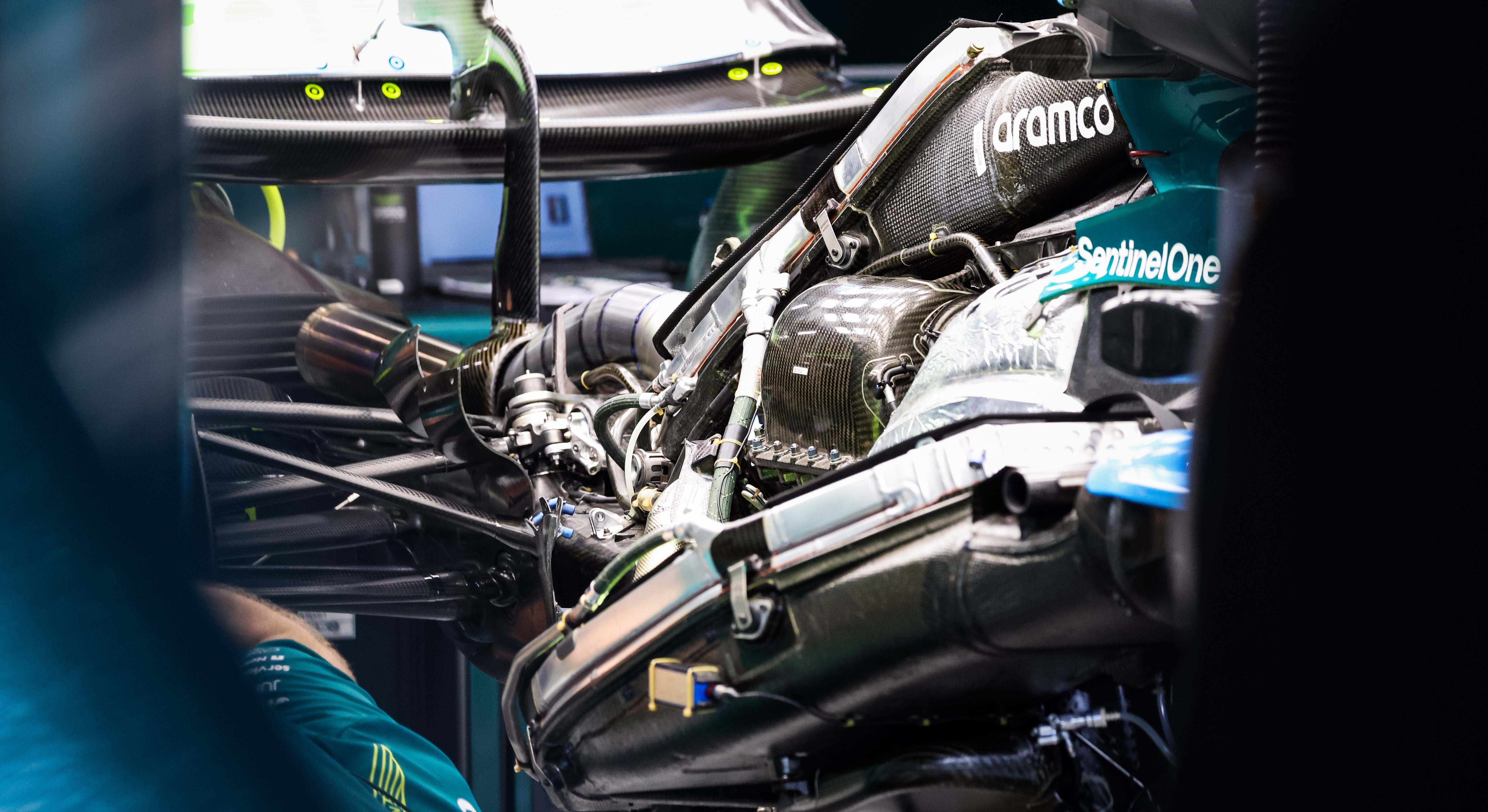 Aston Martin F1 Team AMR23, detalle mecánico del motor de la unidad de potencia Mercedes y la suspensión trasera durante el Gran Premio Qatar Airways de Fórmula 1 2024