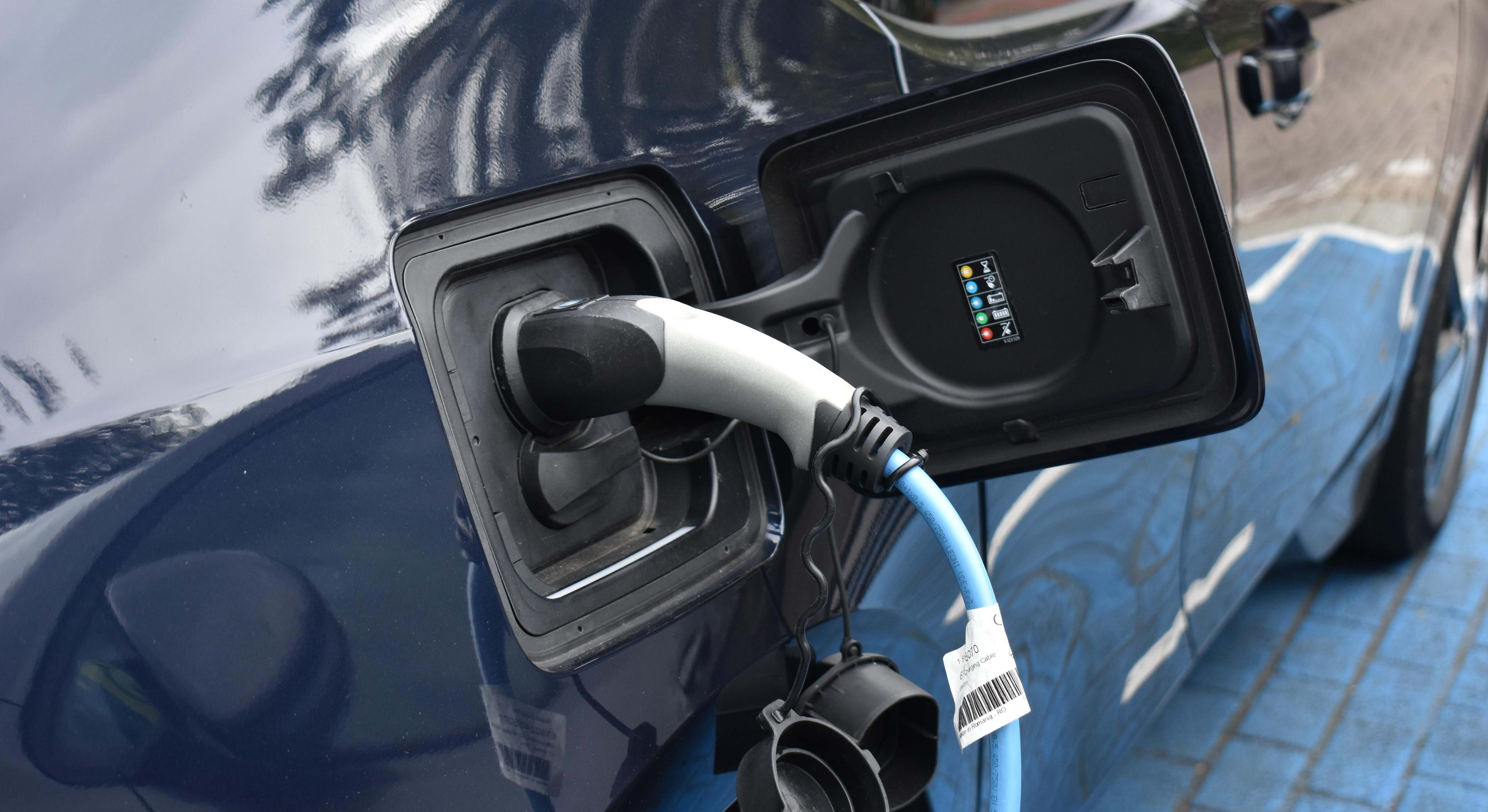 Vehículo eléctrico cargando