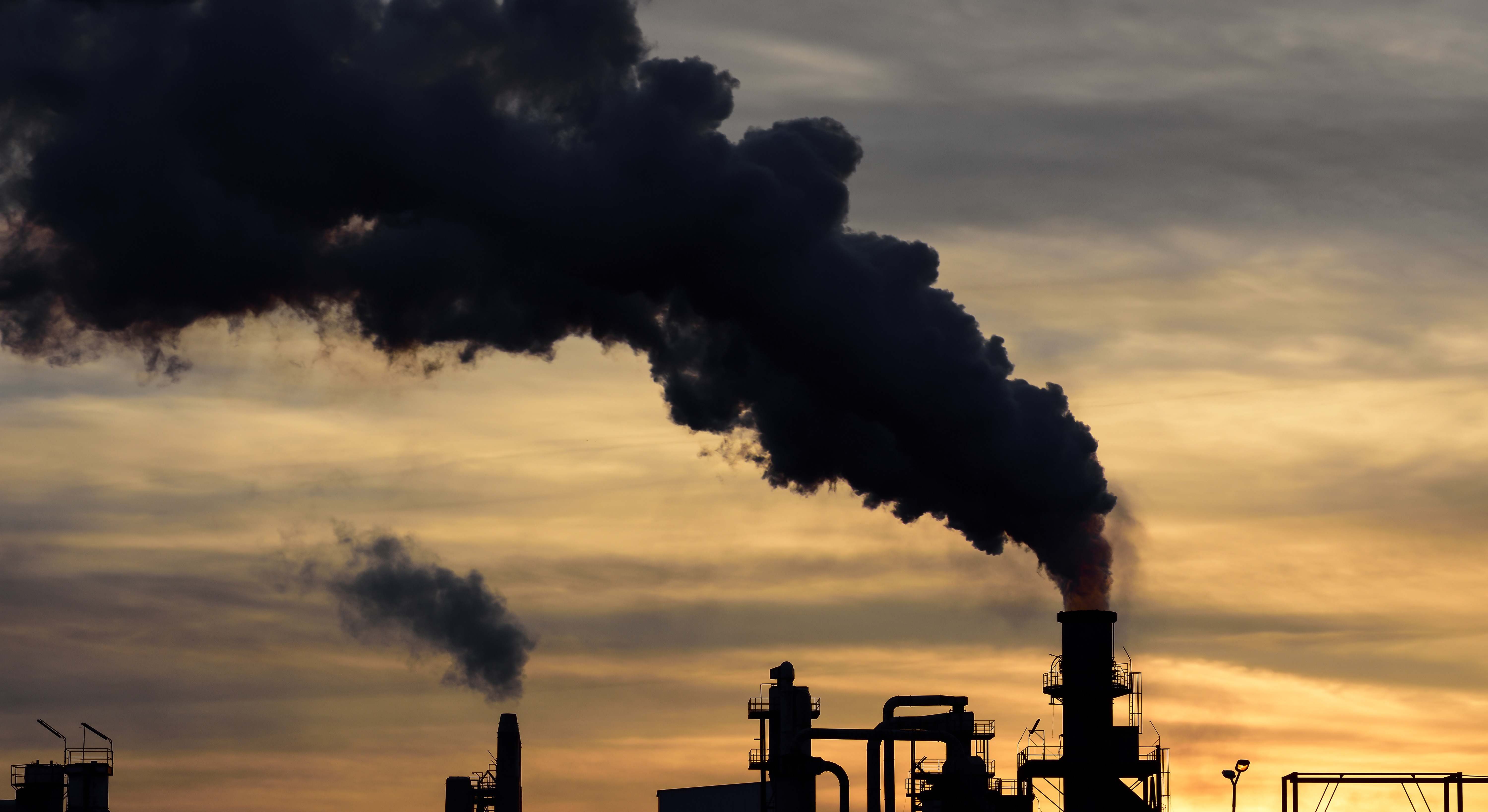 Chimeneas expulsando humo