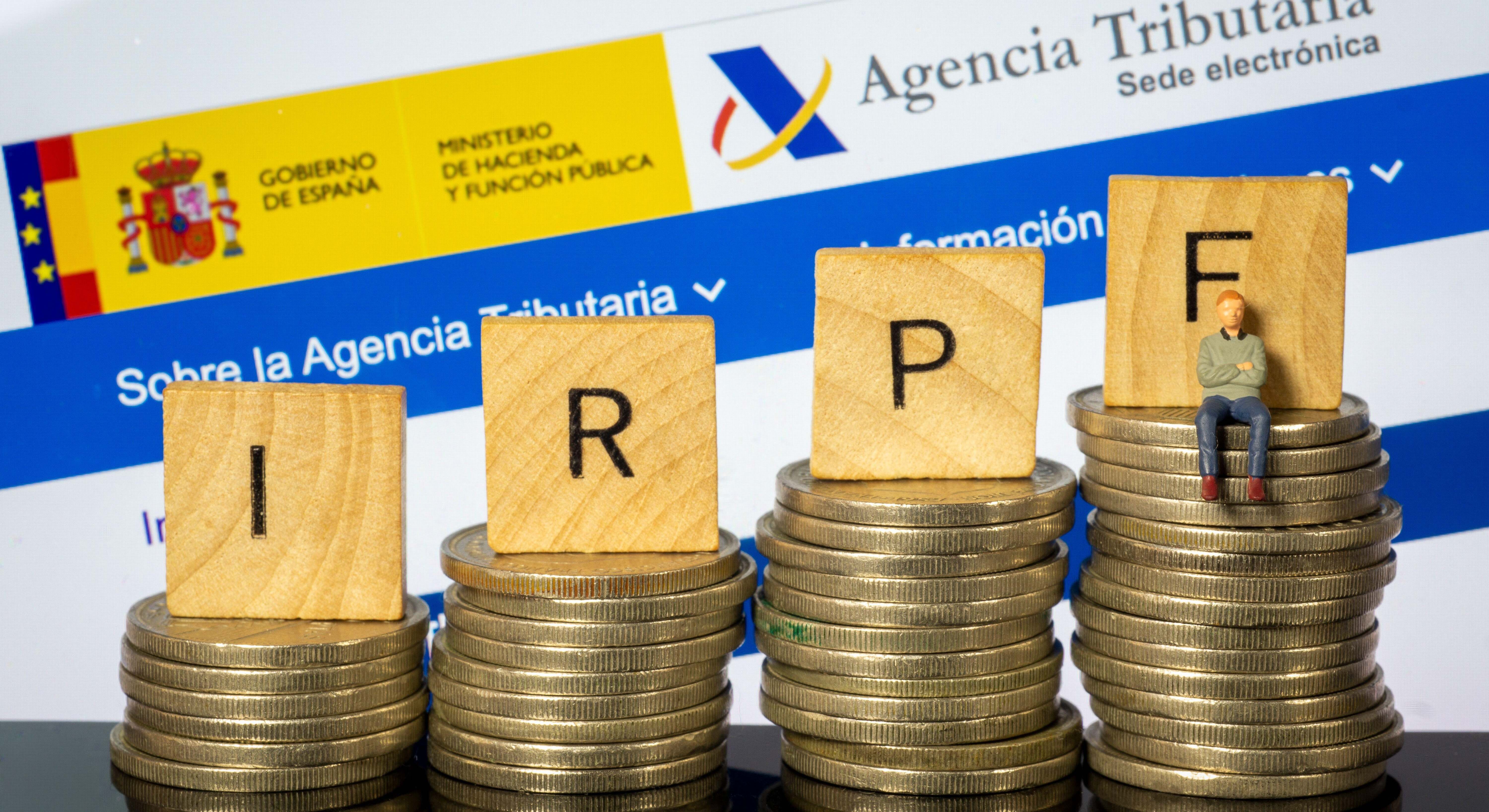 Palabra IRPF delante de la web de la Agencia Tributaria