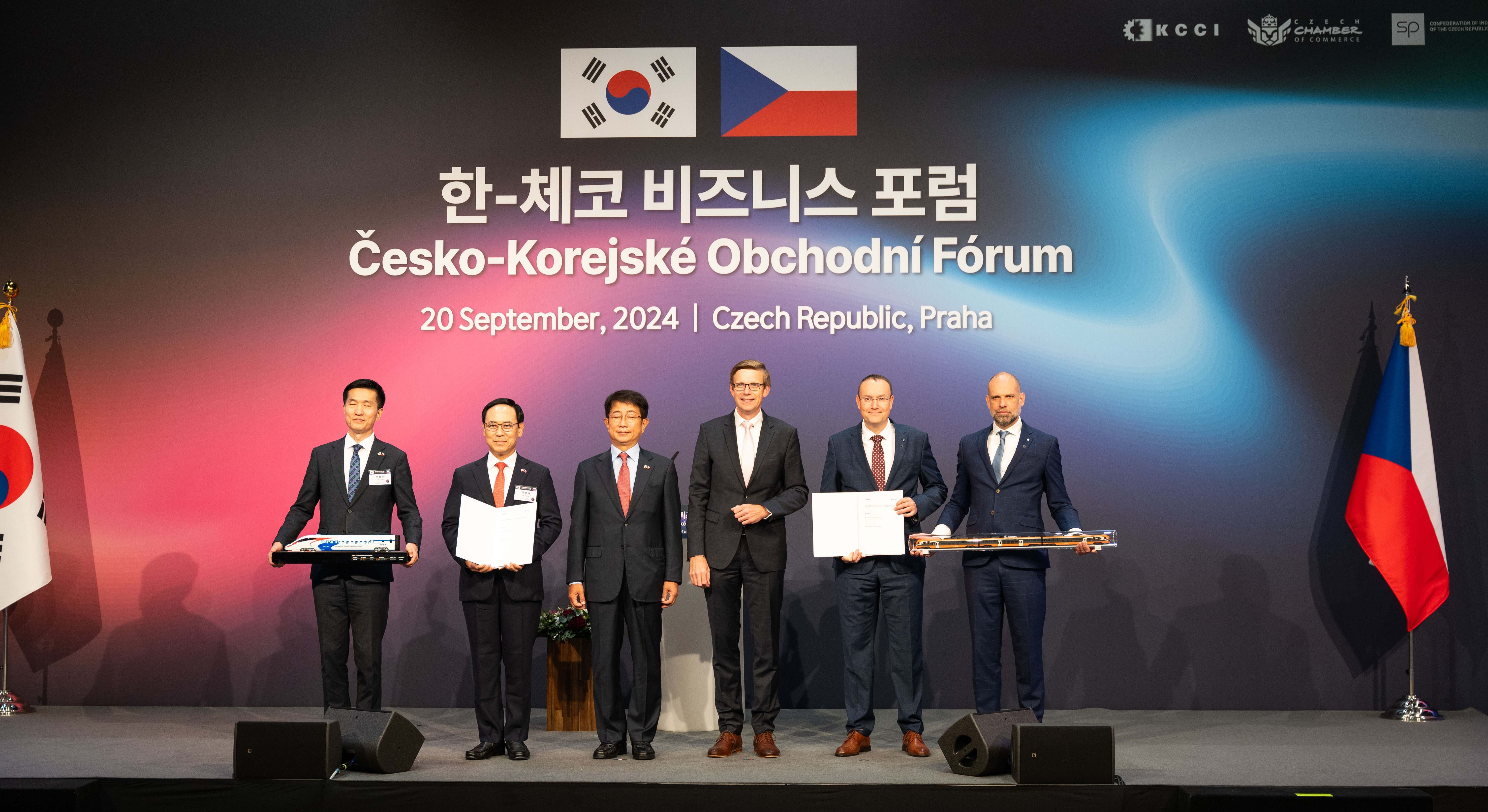 Ejecutivos de Hyundai Rotem y Skoda Group, durante la firma del MoU. / Foto: Skoda