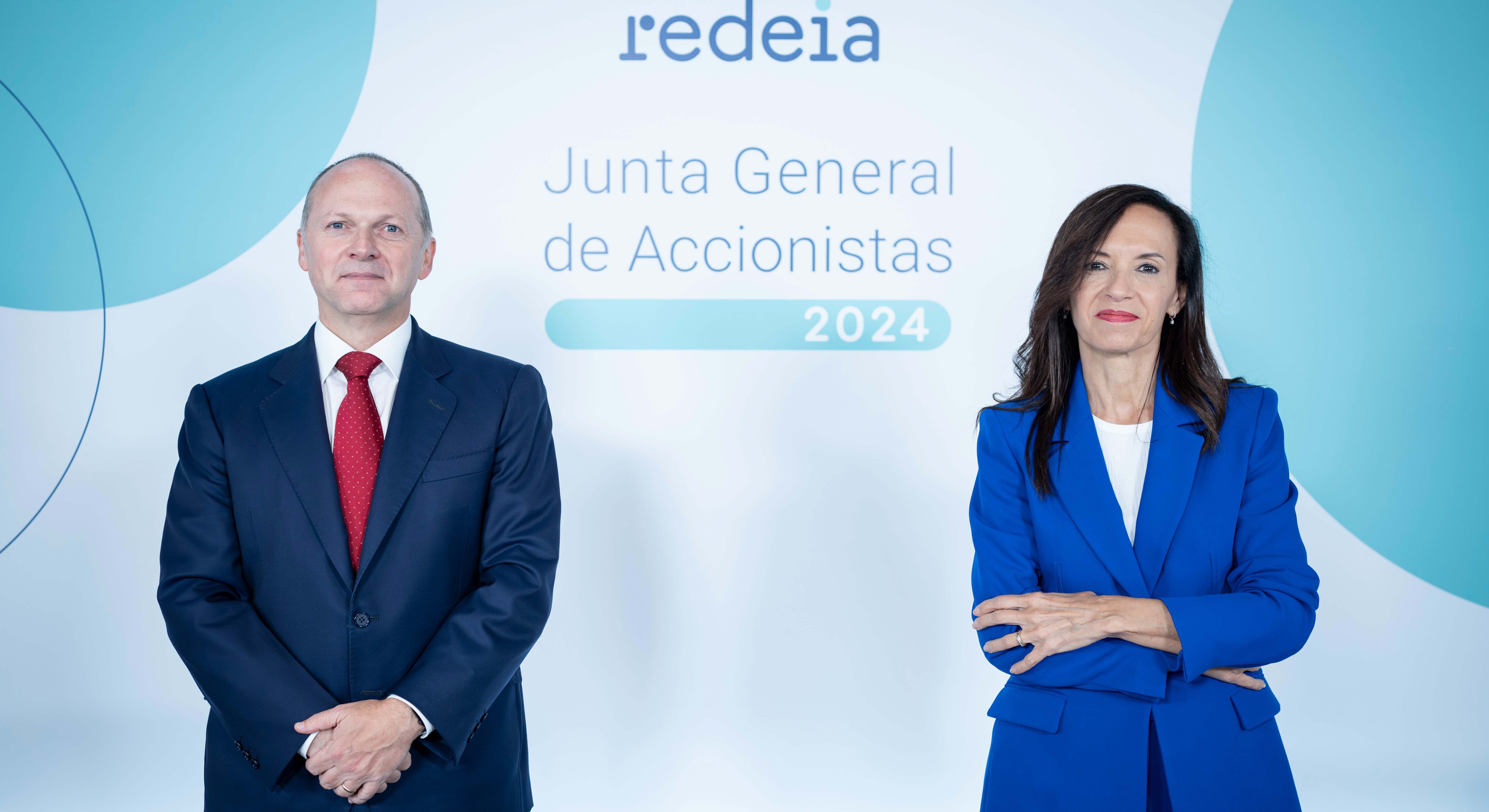 La presidenta de Redeia, Beatriz Corredor, junto al consejero delegado, Roberto García Merino.