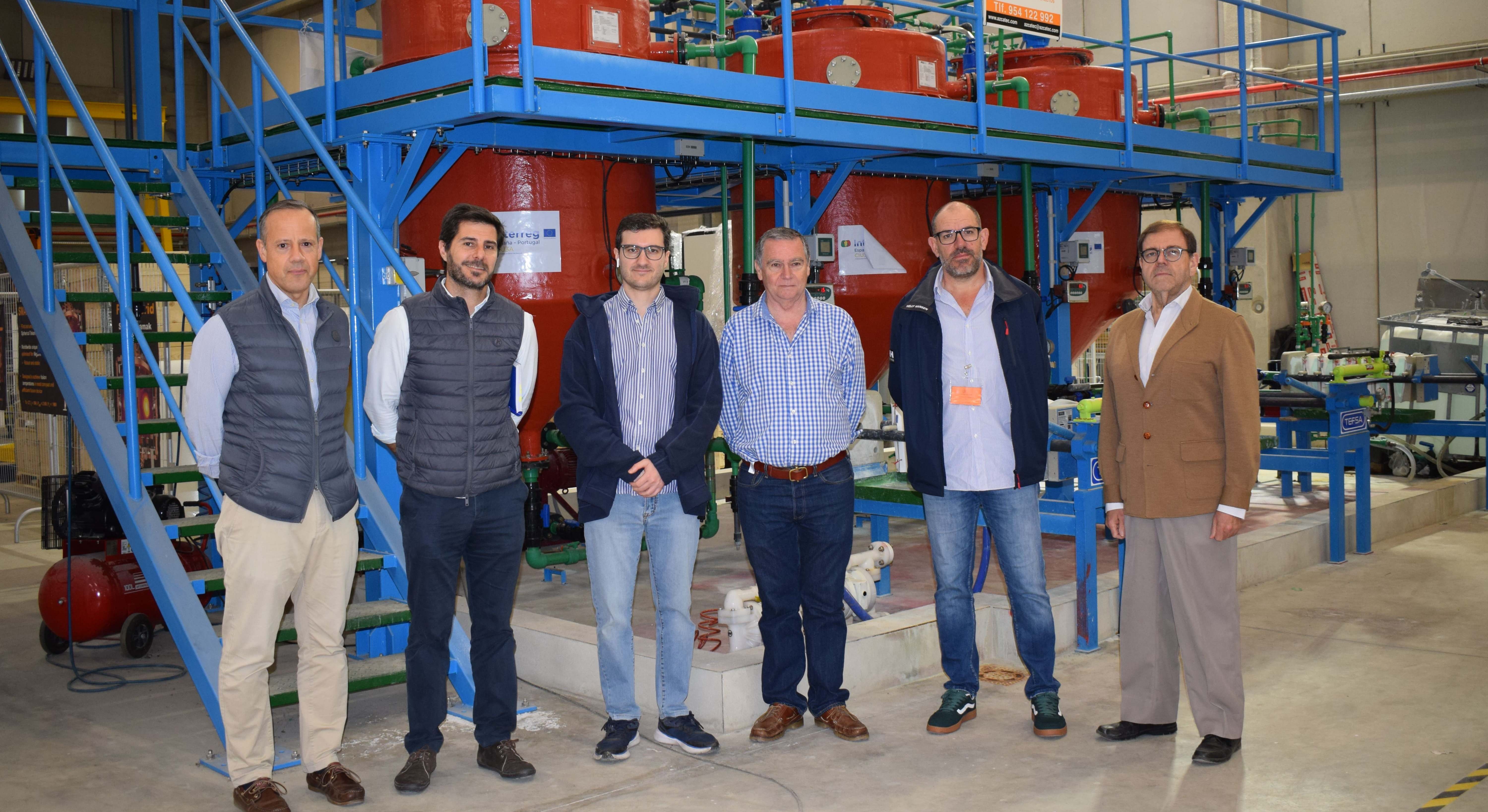 Responsables del proyecto proyecto BISBEE junto a la planta piloto.