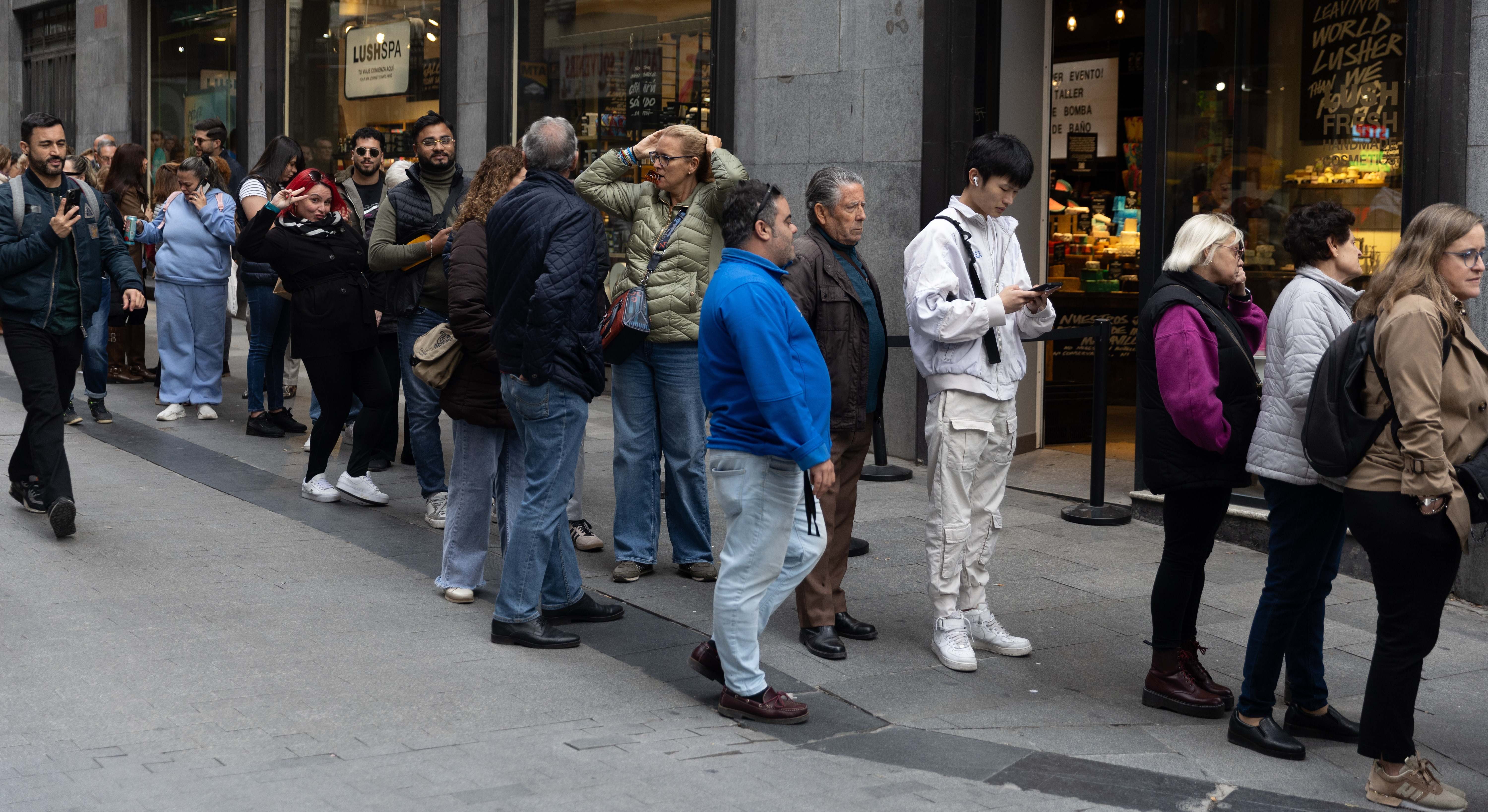 Una cola de personas cerca de Doña Manolita, en Madrid.