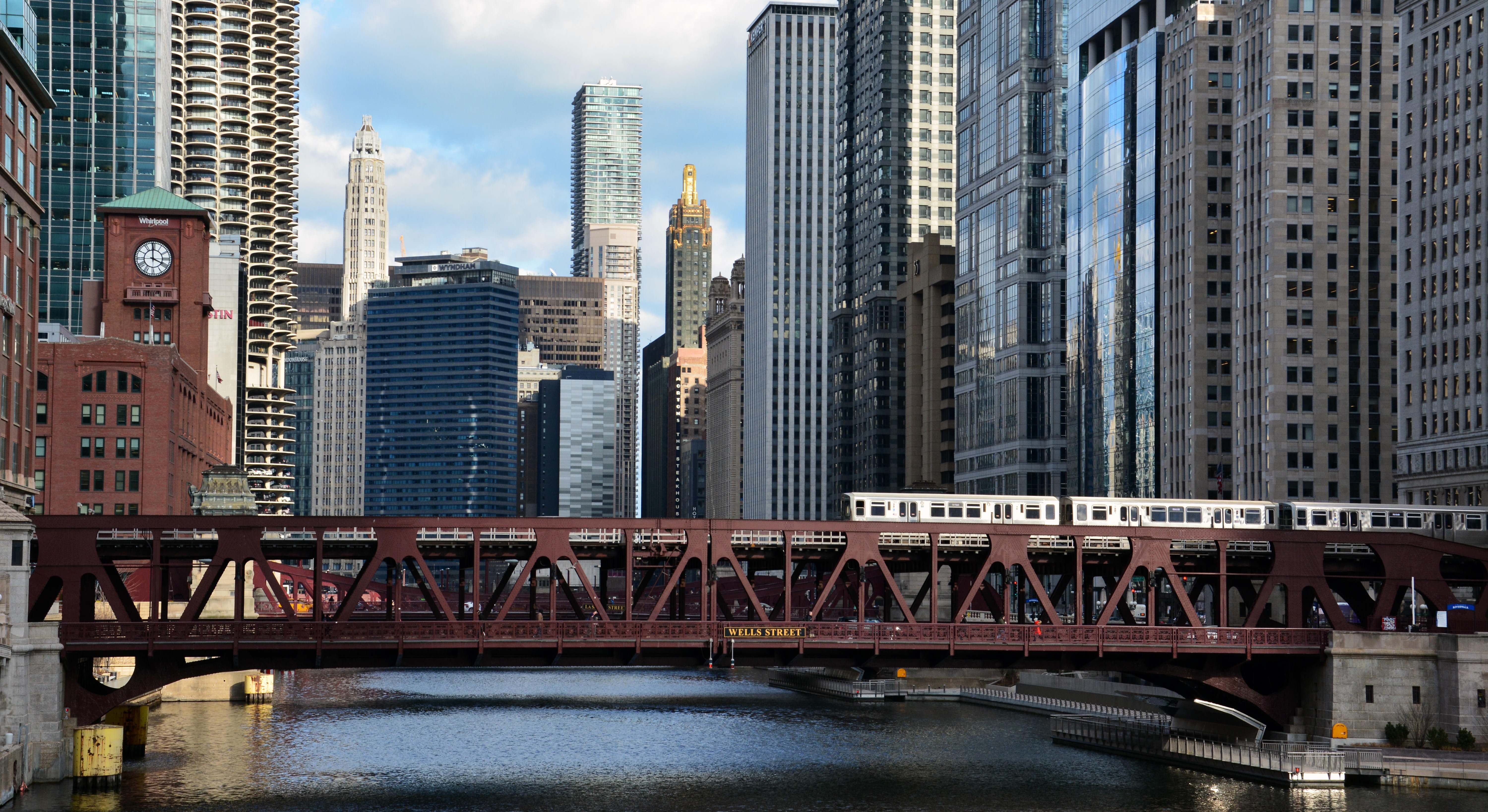 Tren pasando sobre el puente Wells Street en Chicago. Foto: Alamy