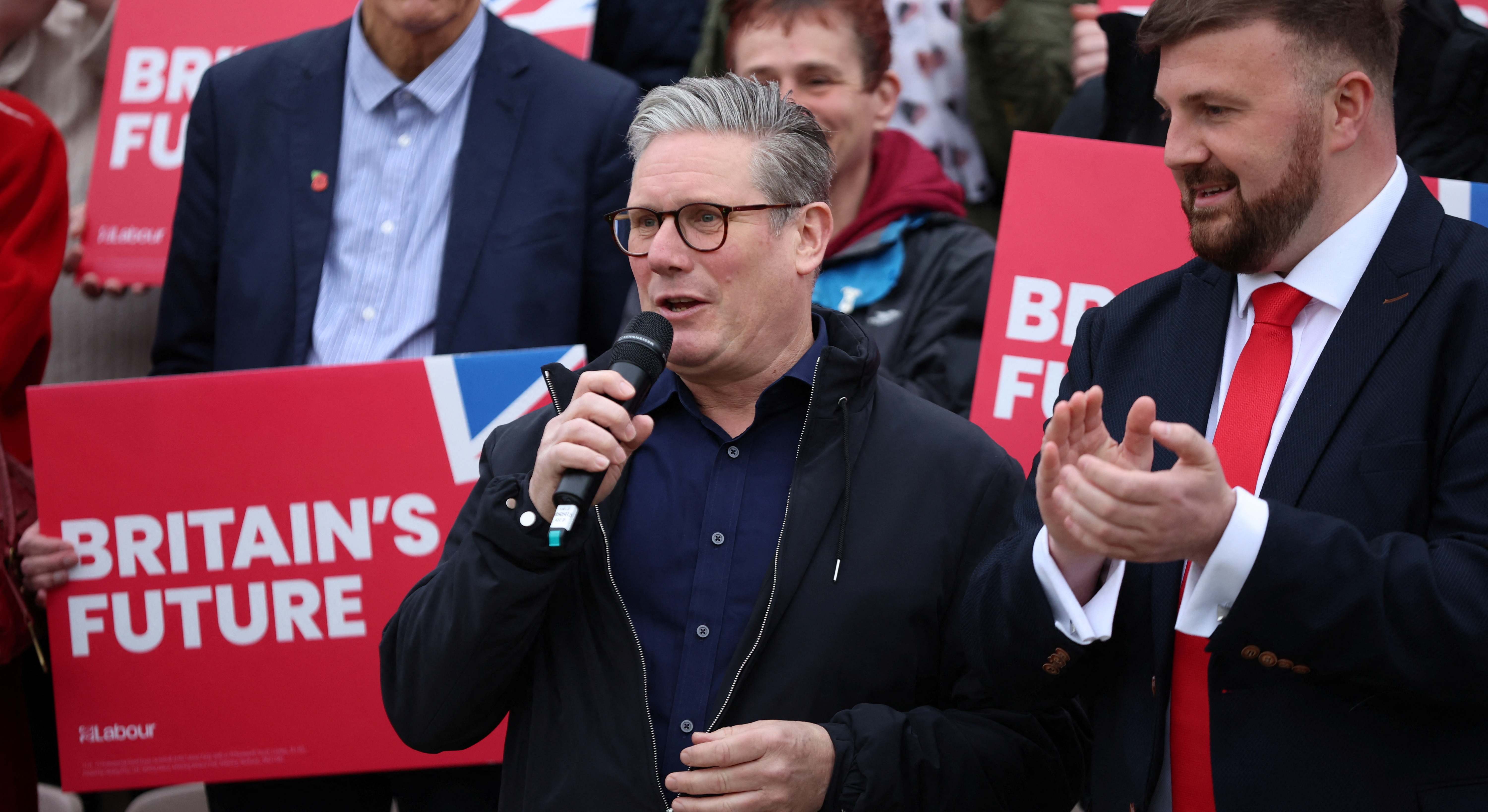 El líder laborista, Keir Starmer, celebra la victoria del partido. Foto: Reuters