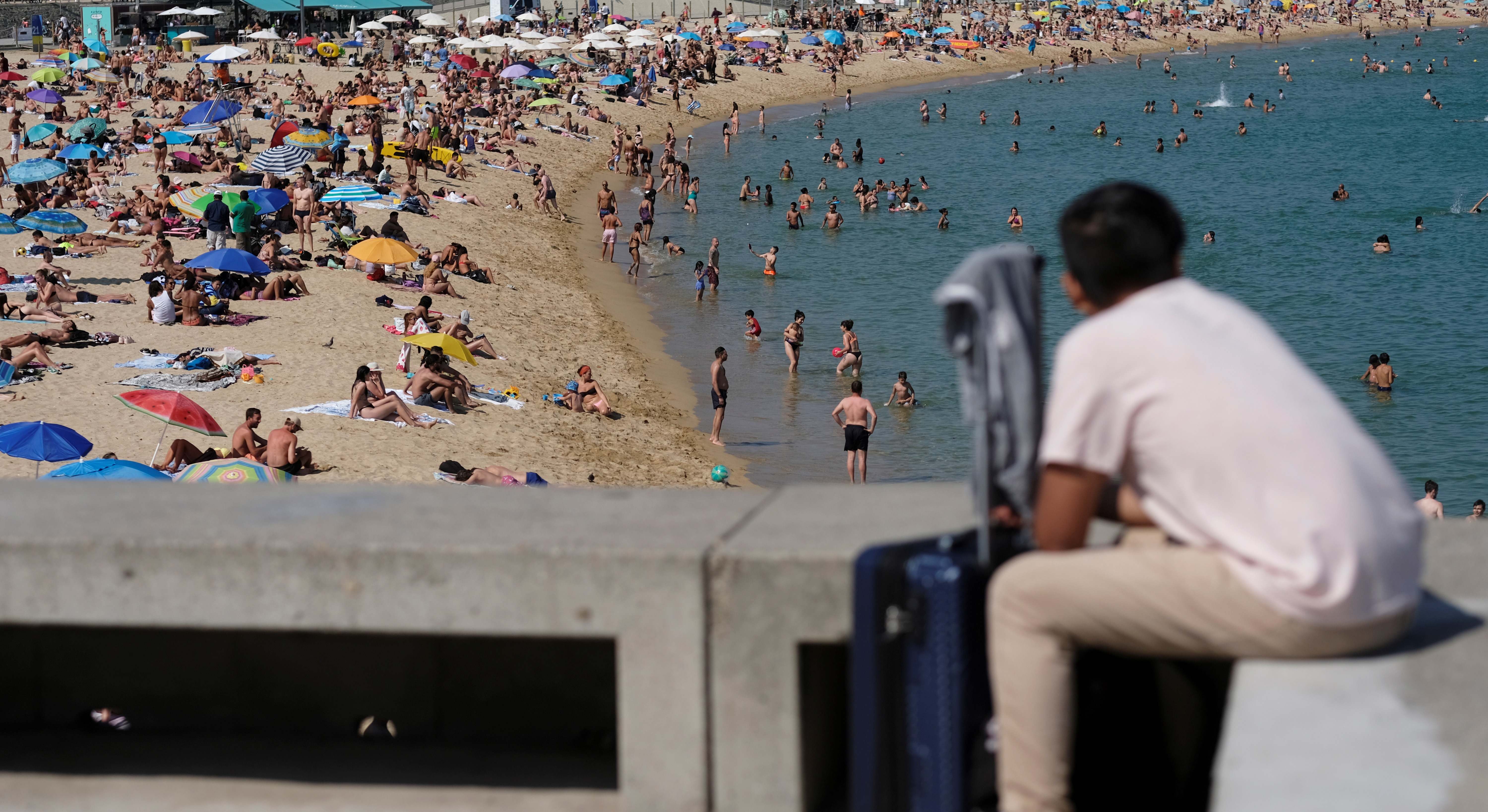 Una playa abarrotada de turistas