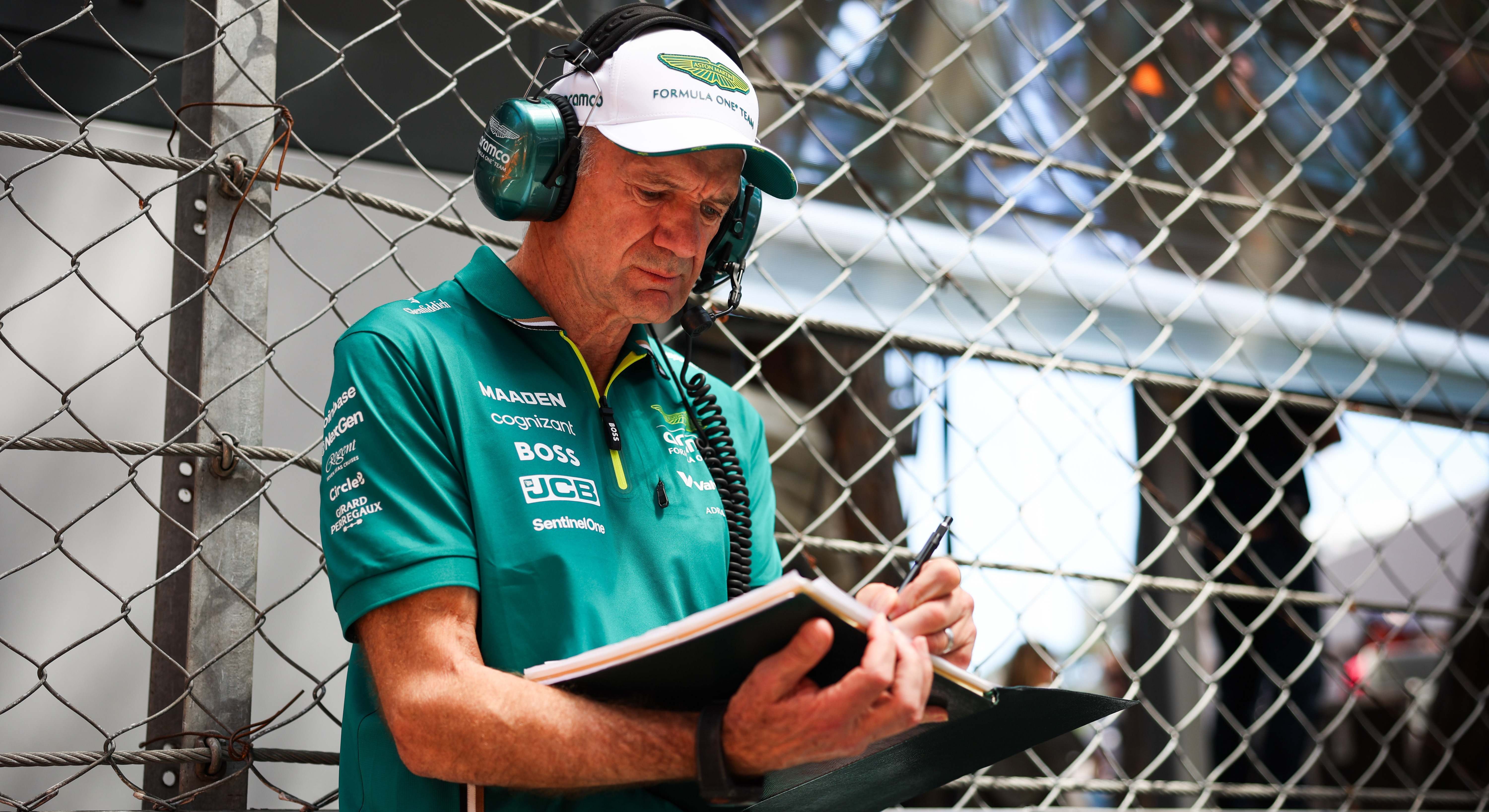 Adrian Newey con su cuaderno en el GP de Mónaco 2025 de Fórmula 1