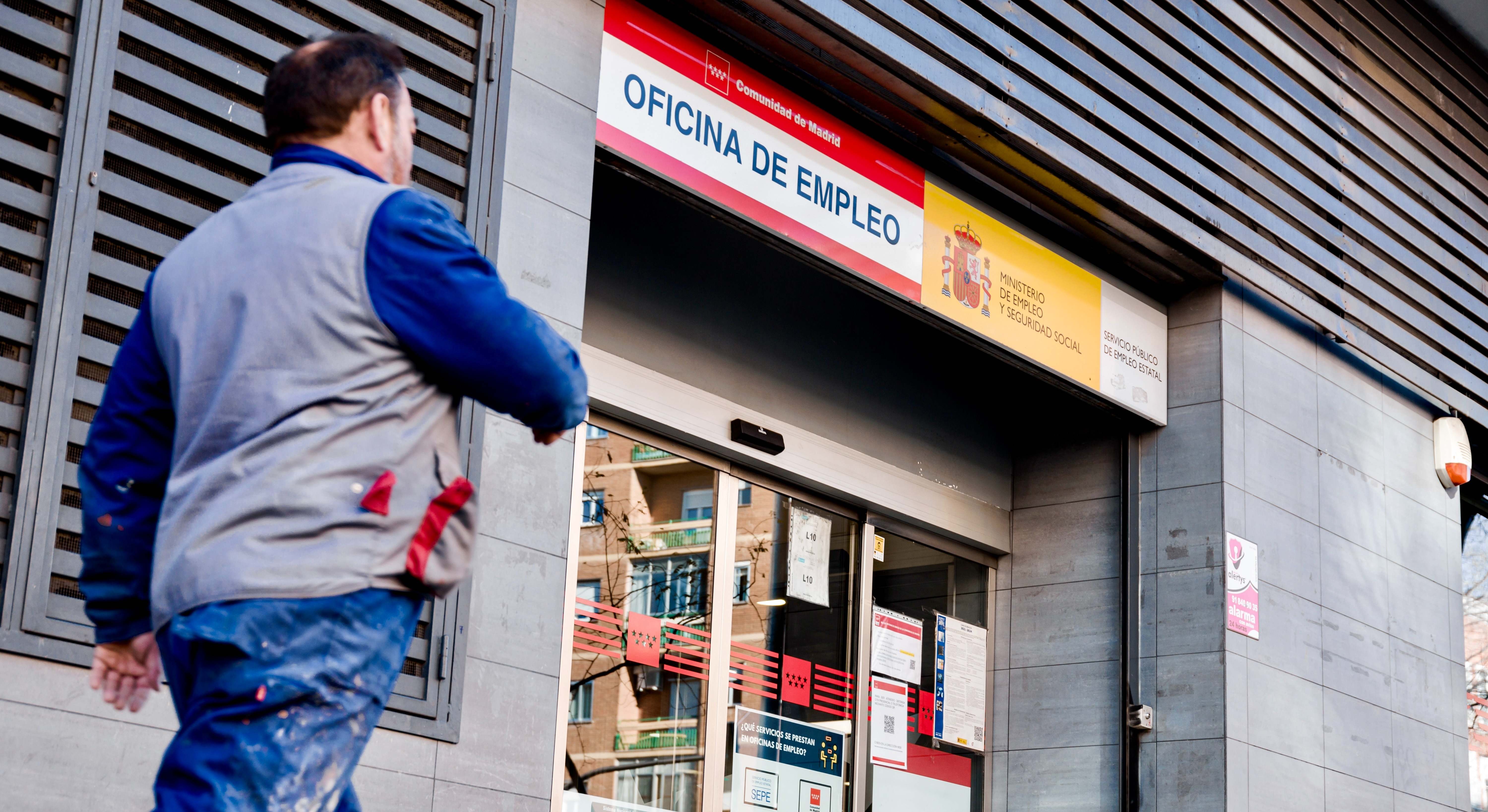 Hombre caminando delante de una oficina de empleo de la Comunidad de Madrid. Foto: Europa Press
