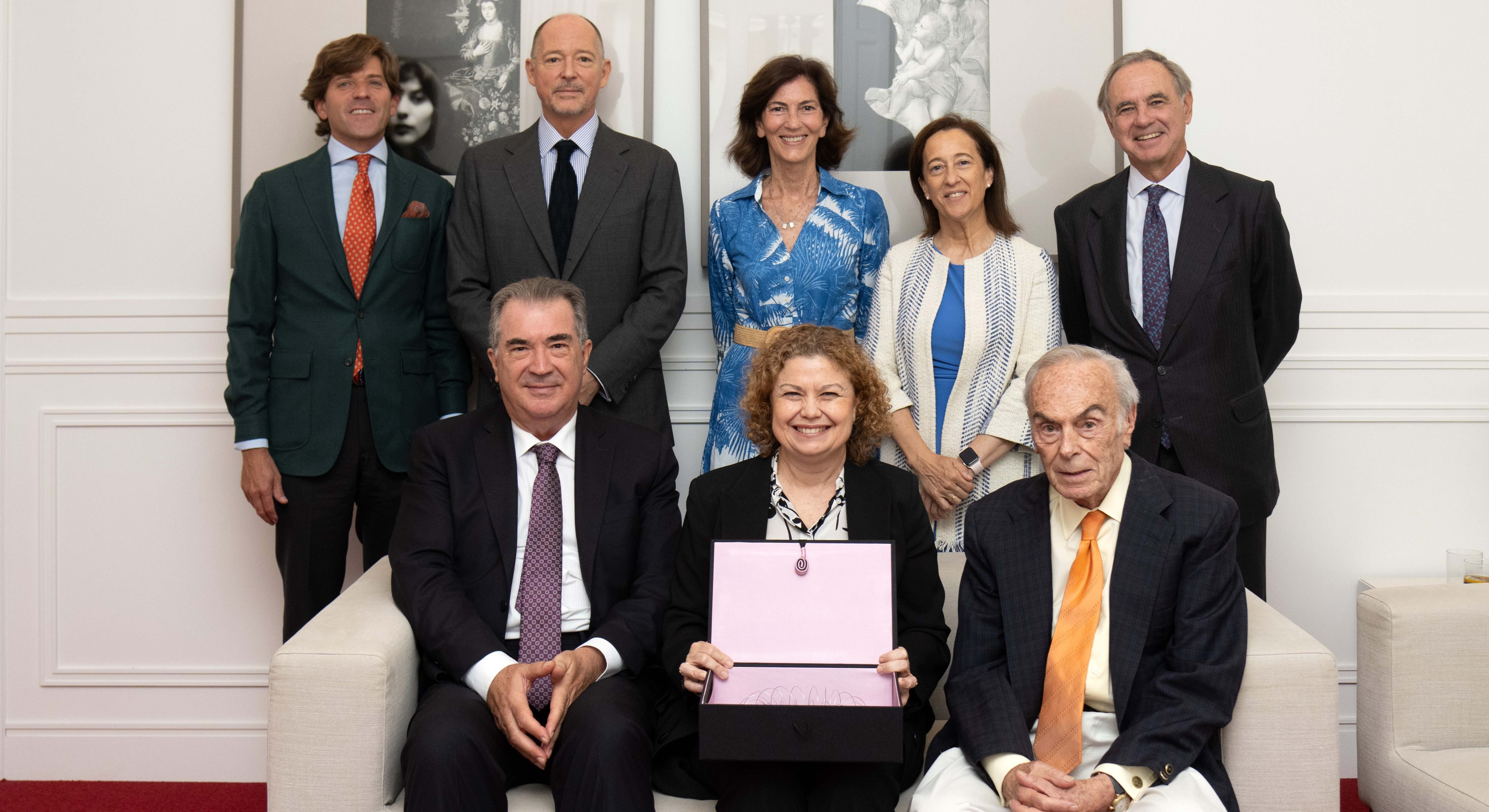 La decana del Colegio de Registradores, María Emilia Adán, recoge el premio Plácido Arango