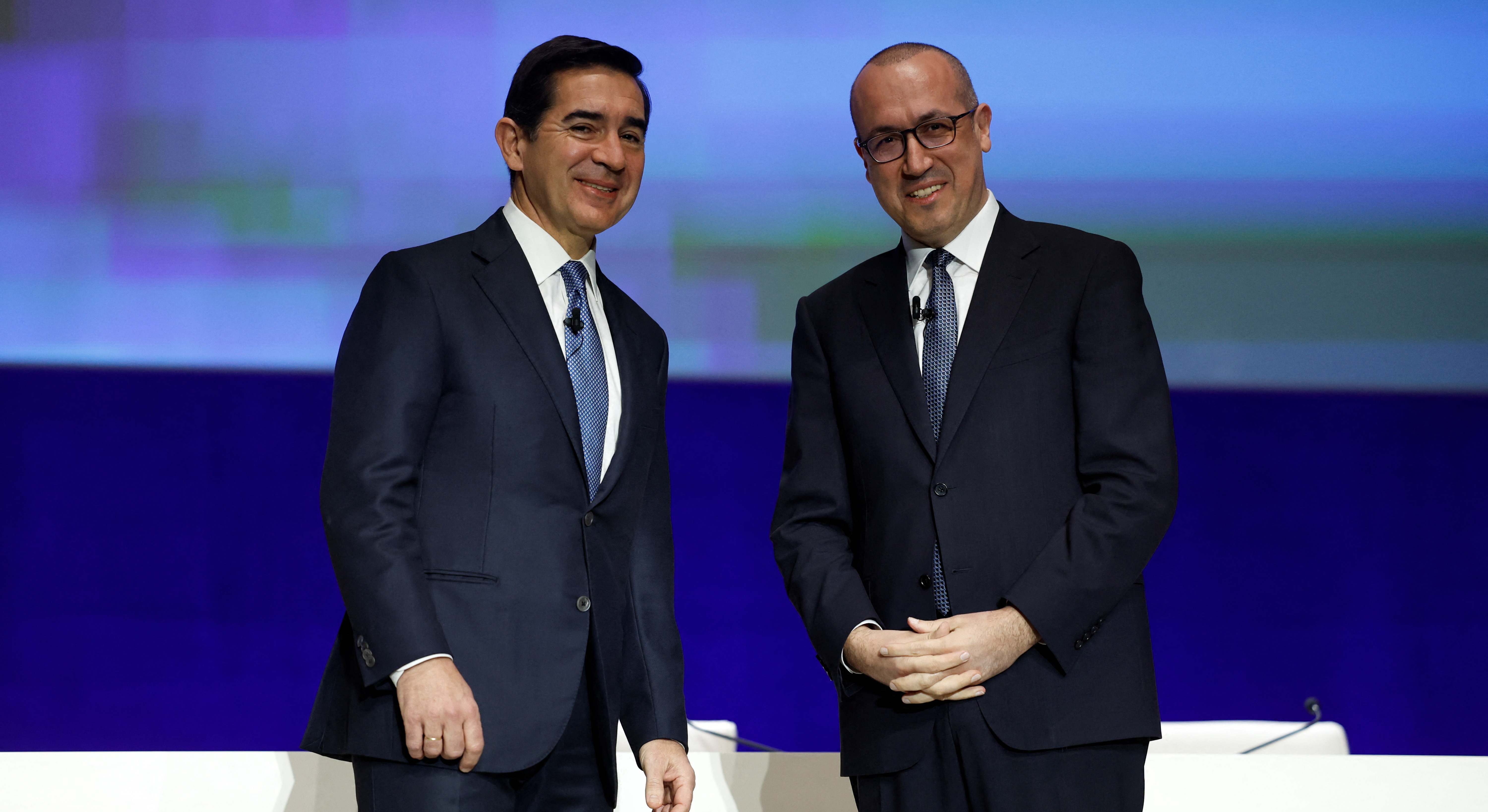 Dos hombres en traje posando