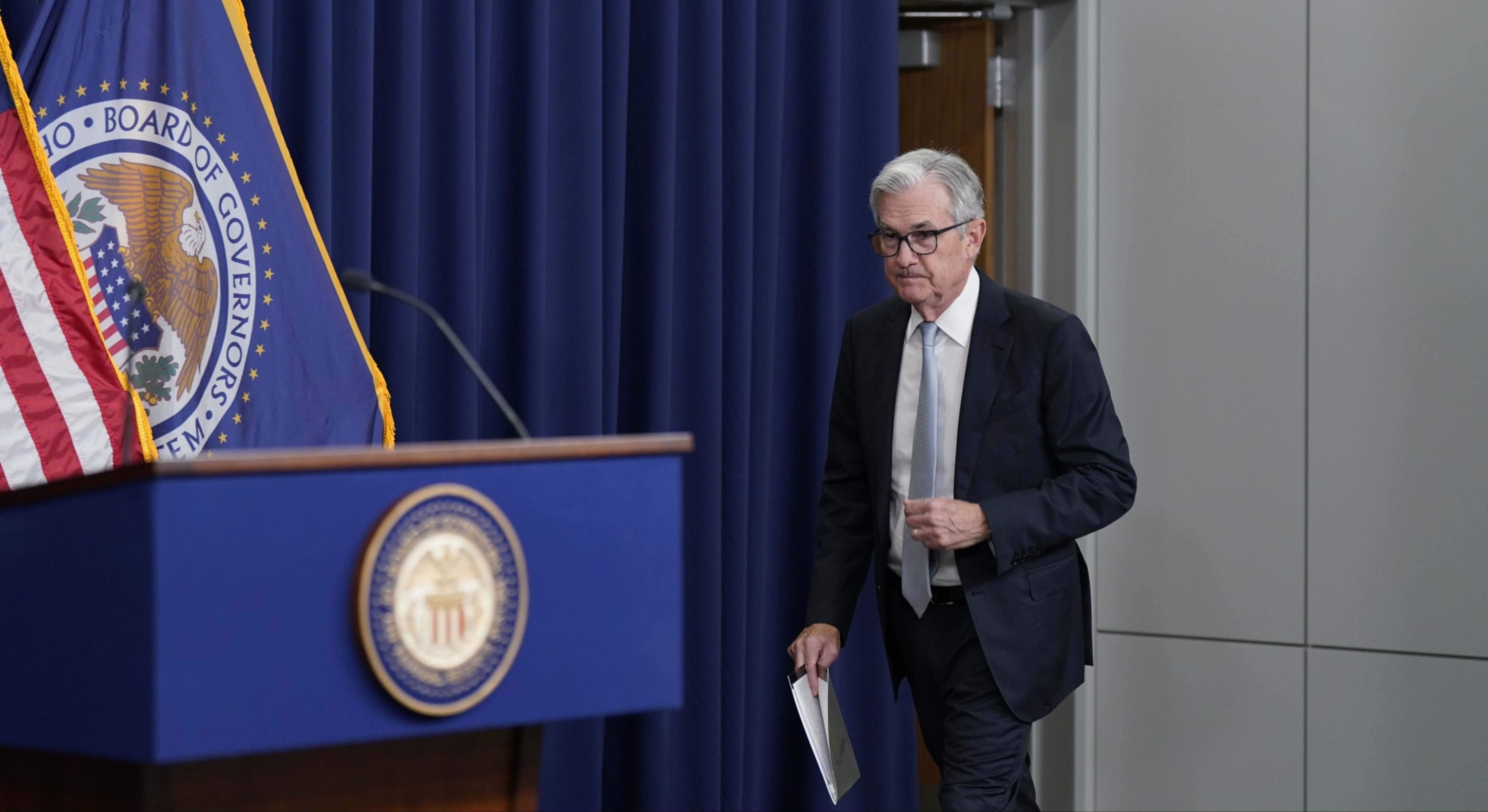 Jerome Powell camina hacia el estrado
